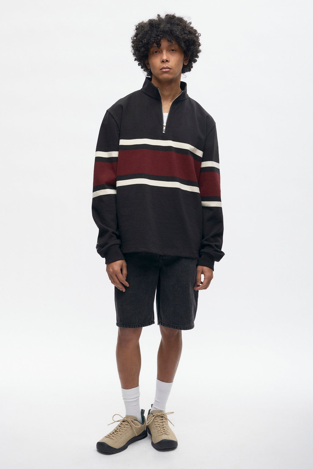 Cameron is 6 ft 0in, a regular size M, and wearing size M.