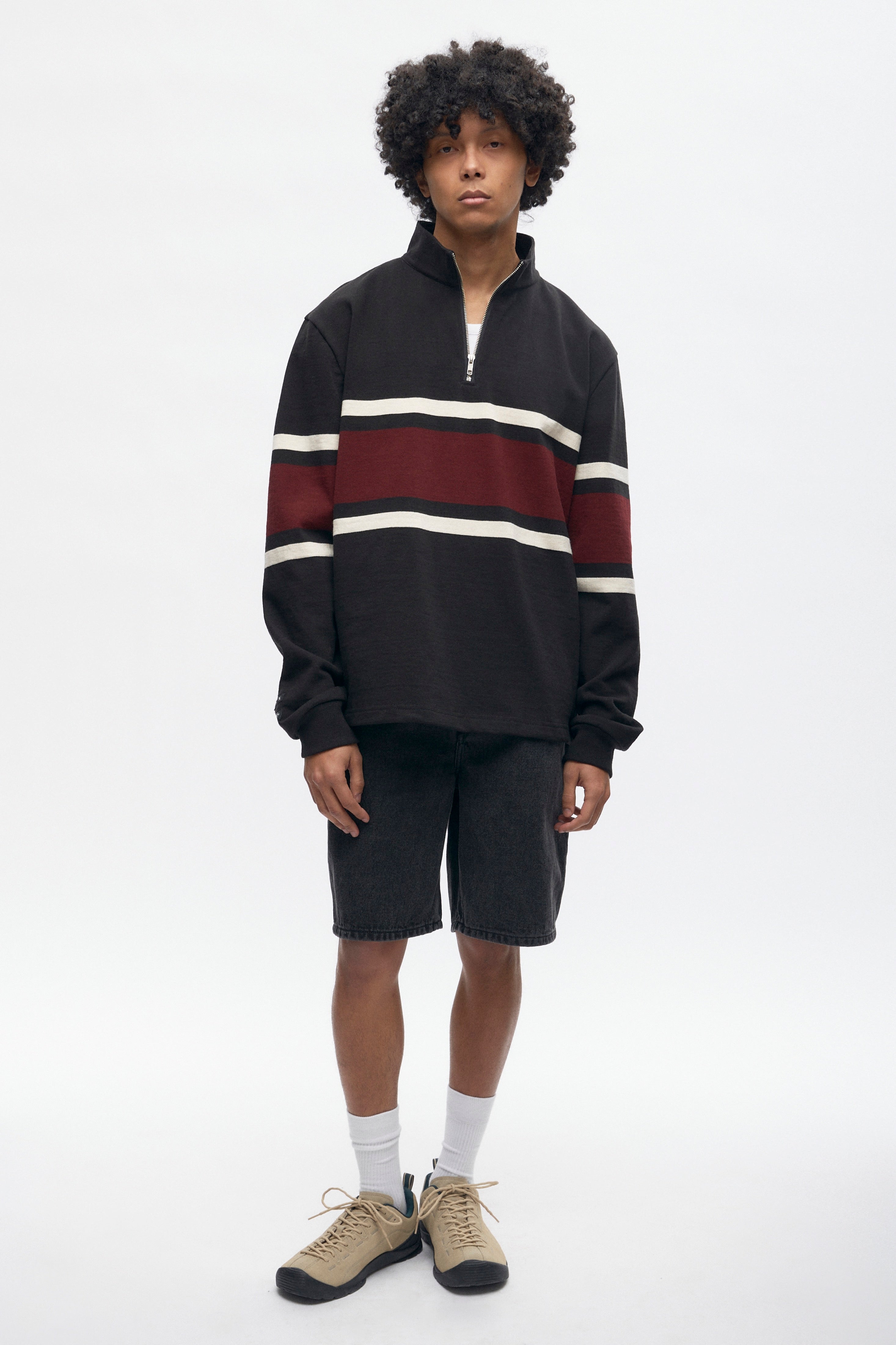 Cameron is 6 ft 0in, a regular size M, and wearing size M.