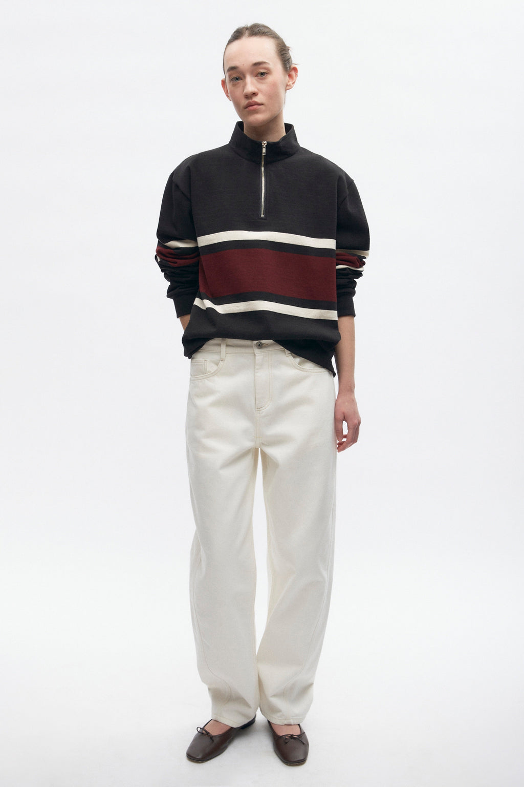 Elizabeth is 5’11" is a regular XS and is wearing an XS.