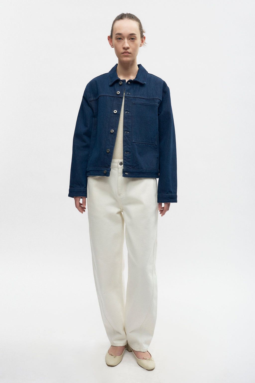 Elizabeth is 5’11" is a regular XS and is wearing an XS.