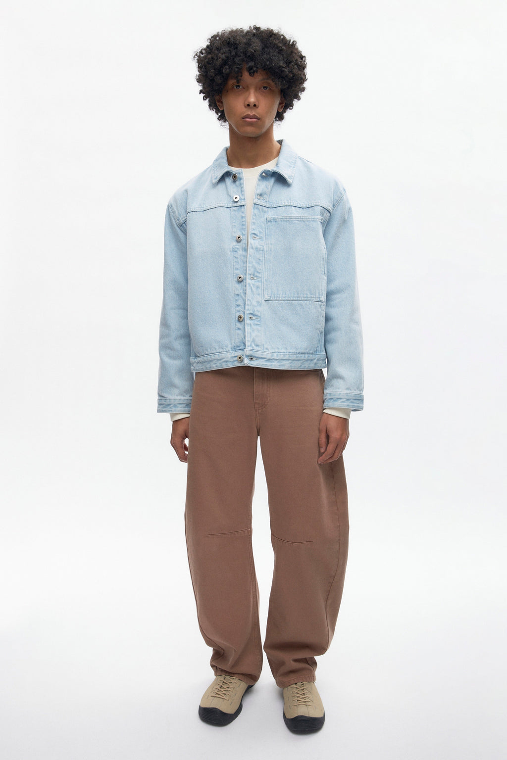 Cameron is 6 ft 0in, a regular size M, and wearing size M.