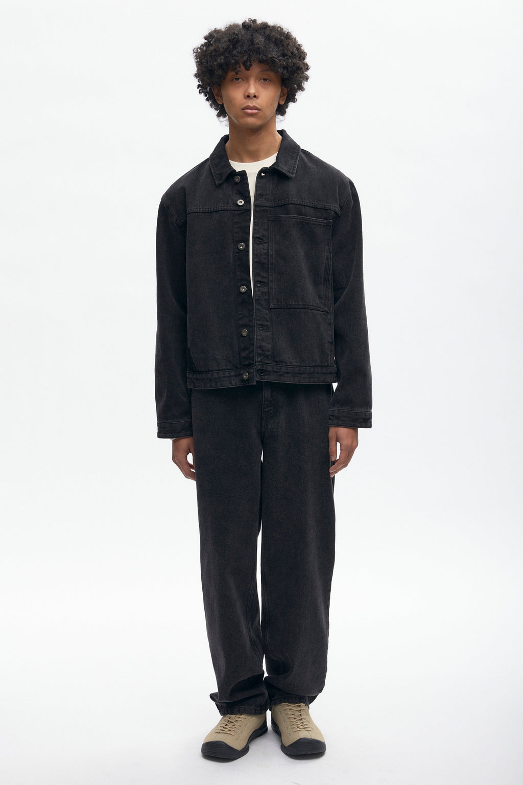 Cameron is 6 ft 0in, a regular size M, and wearing size M.