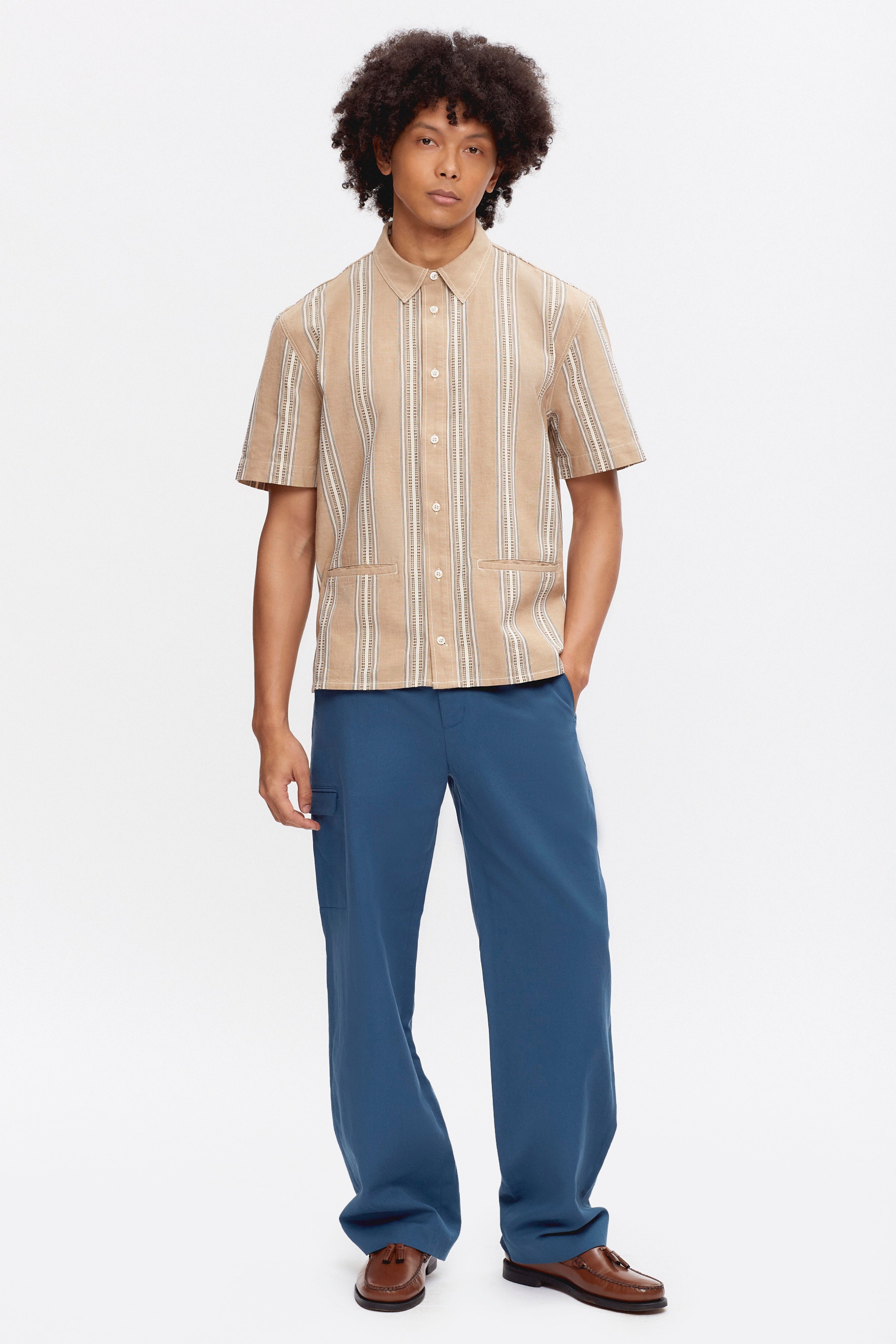 Cameron is 6 ft 0in, a regular size M, and wearing size M.