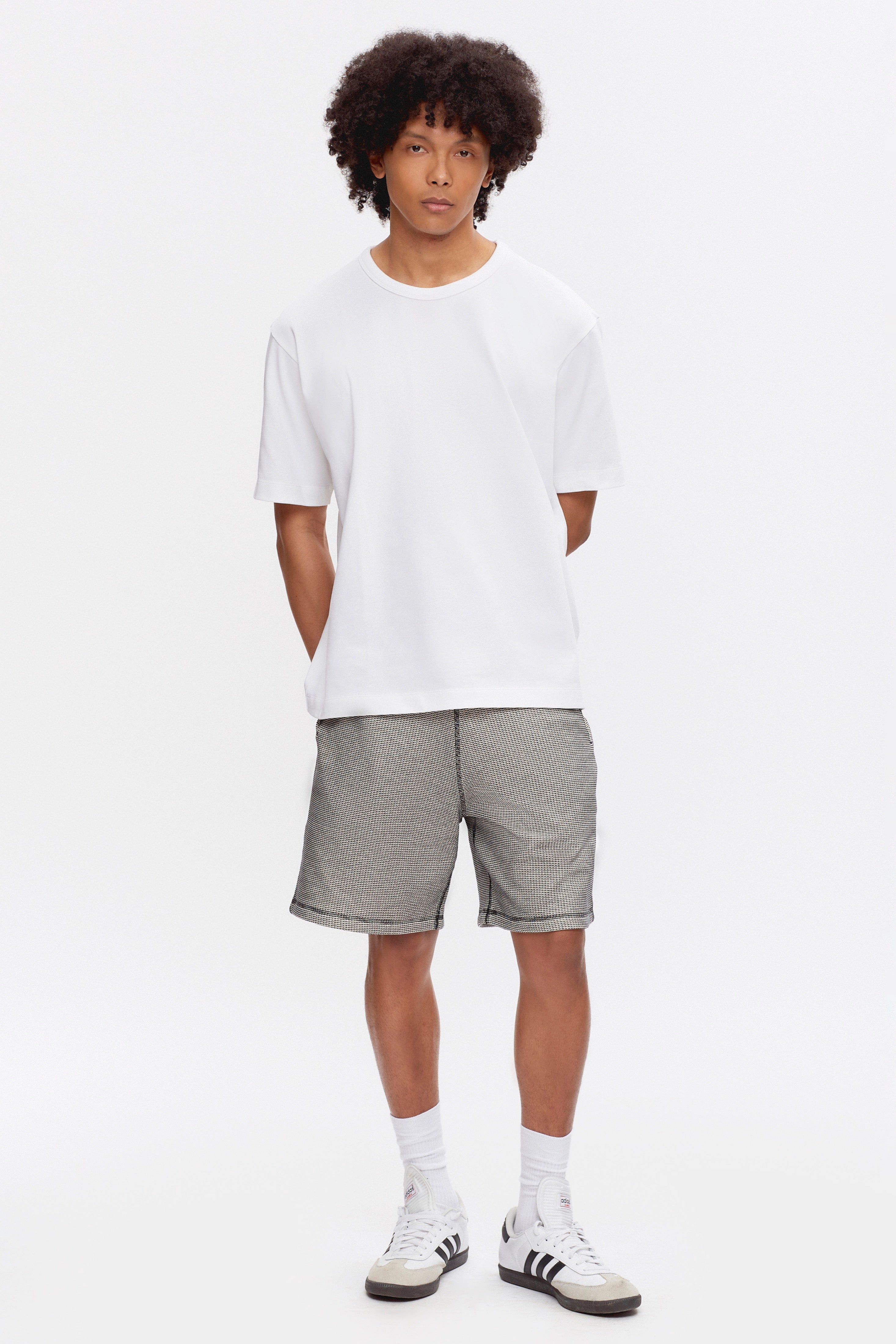 Cameron is 6 ft 0in, a regular size M, and wearing size M.