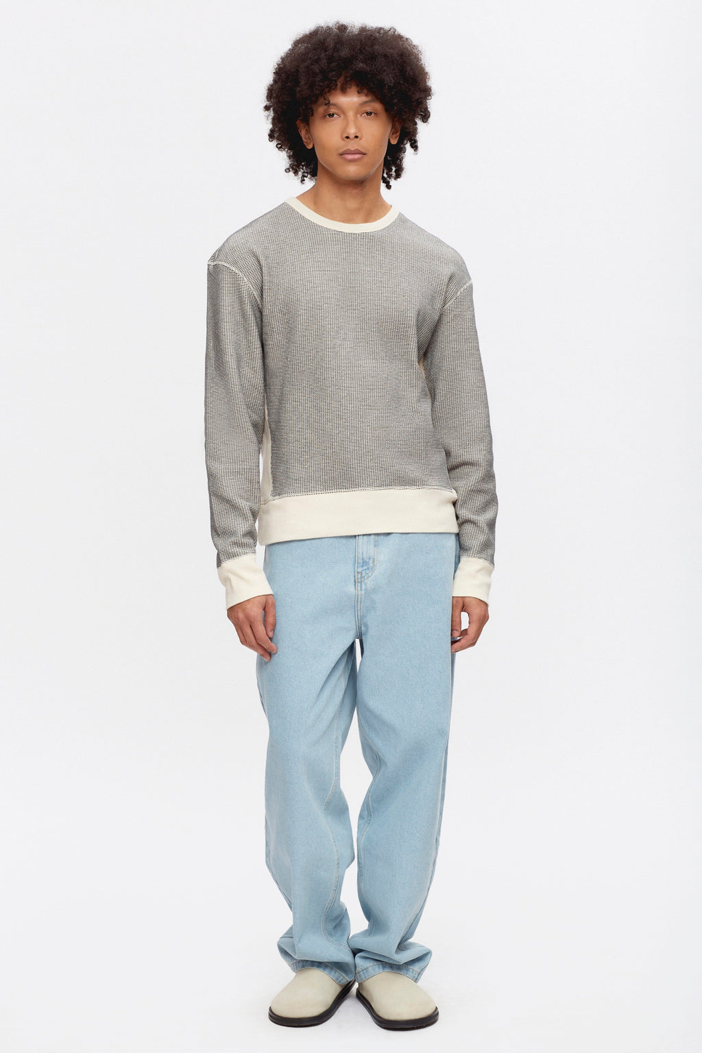 Cameron is 6 ft 0in, a regular size M, and wearing size M.