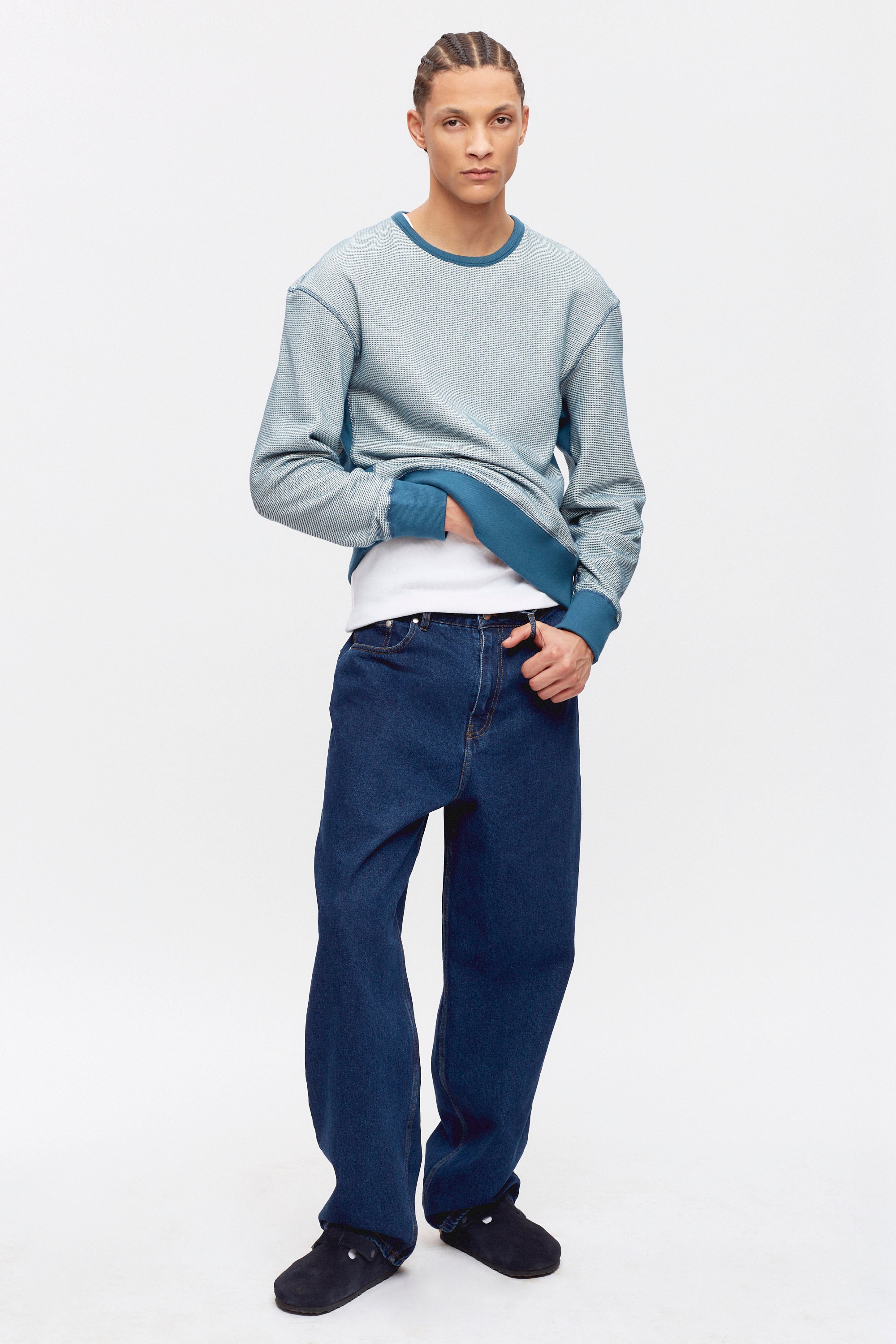 Ethan is 6ft 2in, a regular size M and is wearing a M.