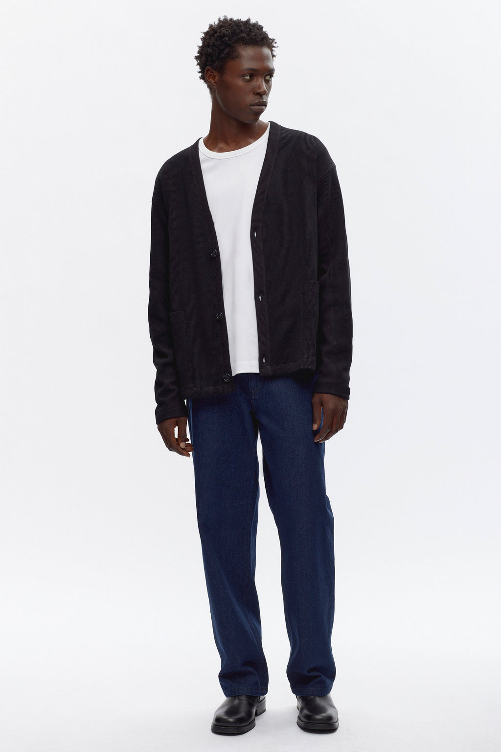 Jonathan is 6’2, a regular L and is wearing an L.