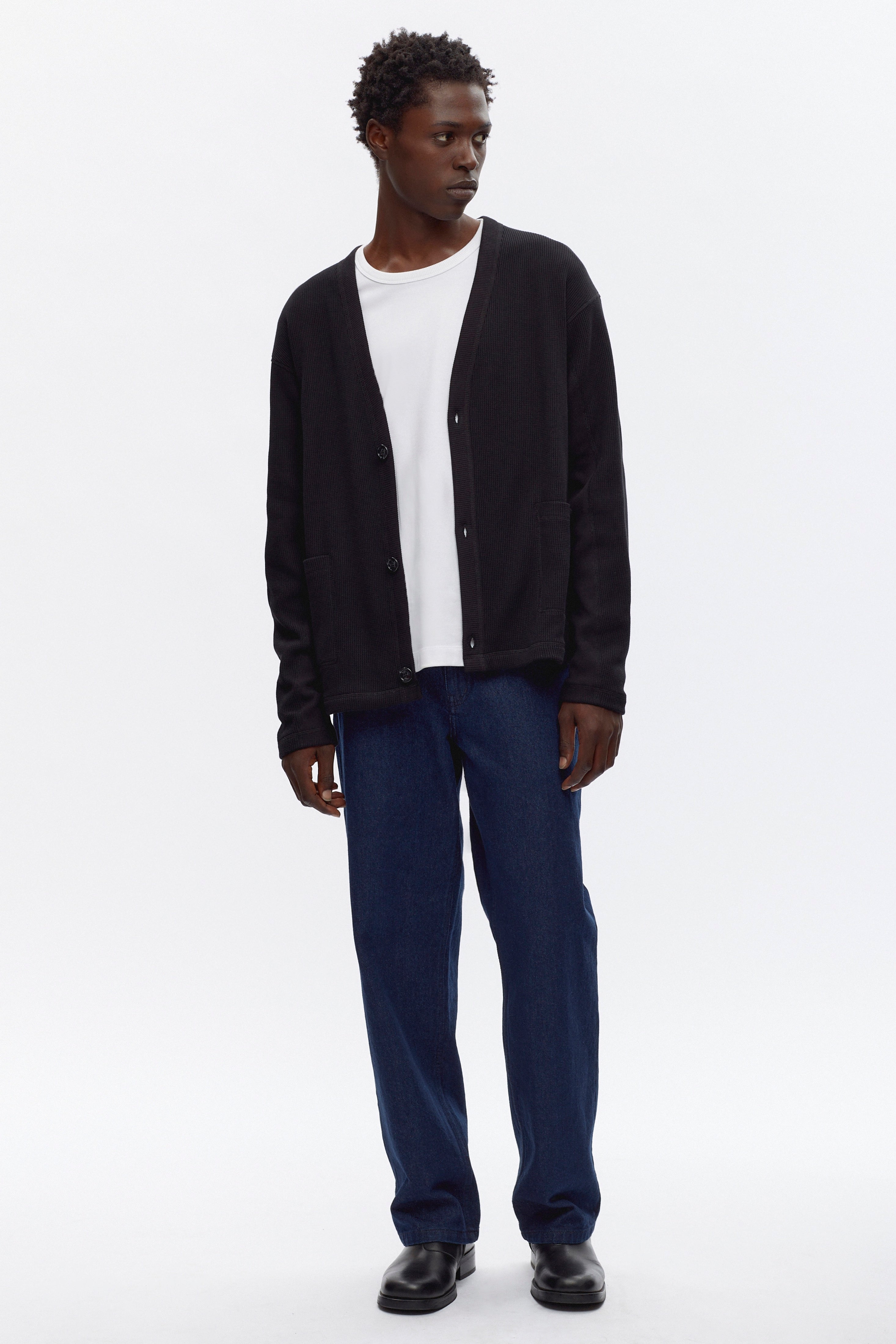 Jonathan is 6’2, a regular L and is wearing an L.