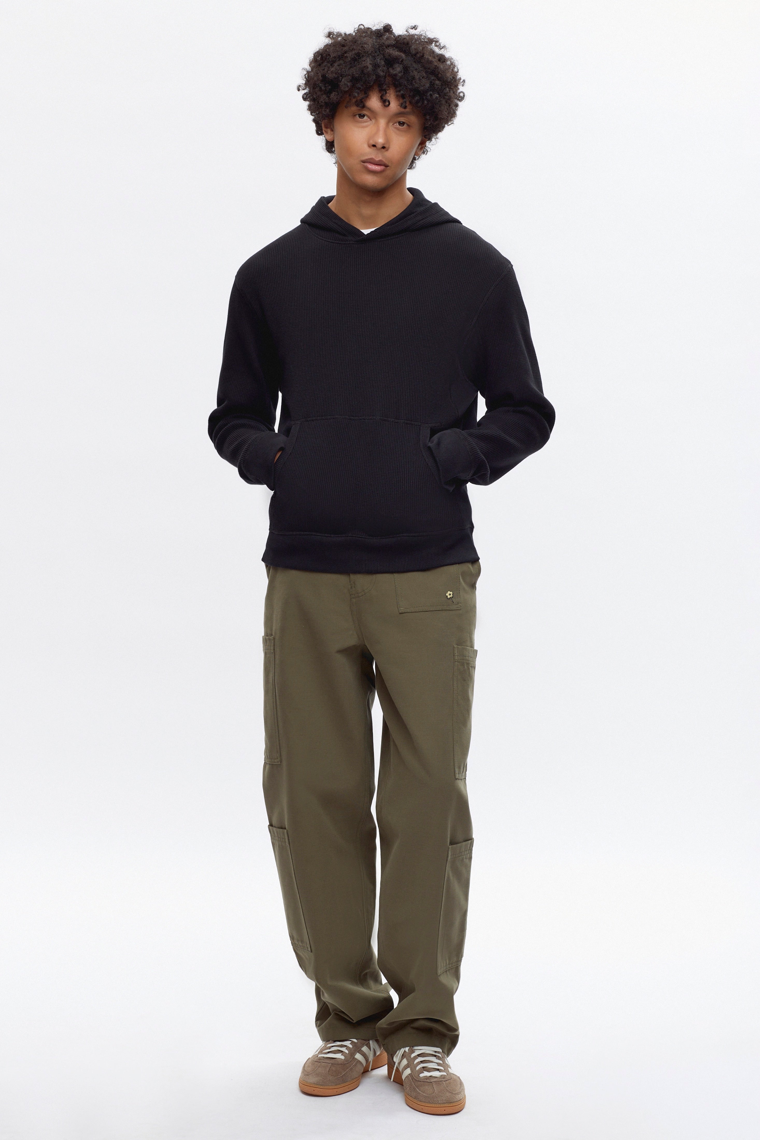 Cameron is 6 ft 0in, a regular size M, and wearing size M.