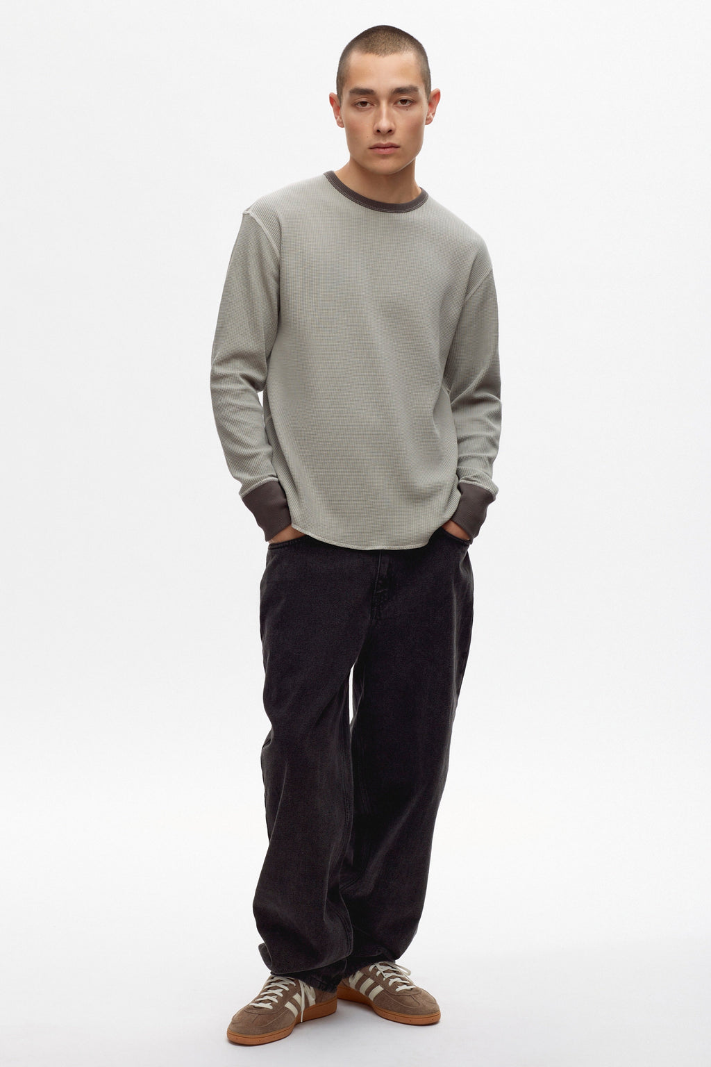 Raphael is 6'0, is a regular M and is wearing an M. 