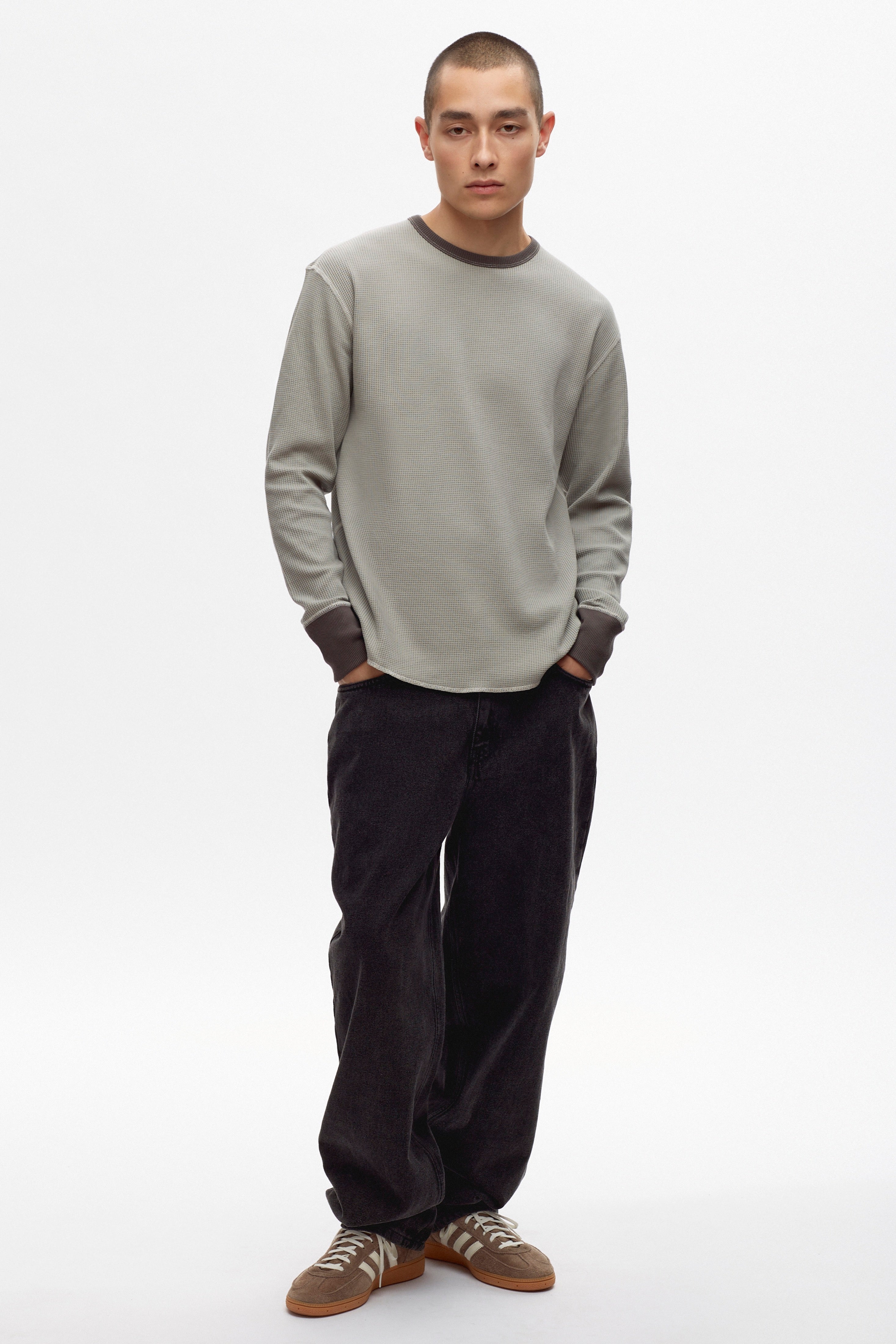 Raphael is 6'0, is a regular M and is wearing an M. 