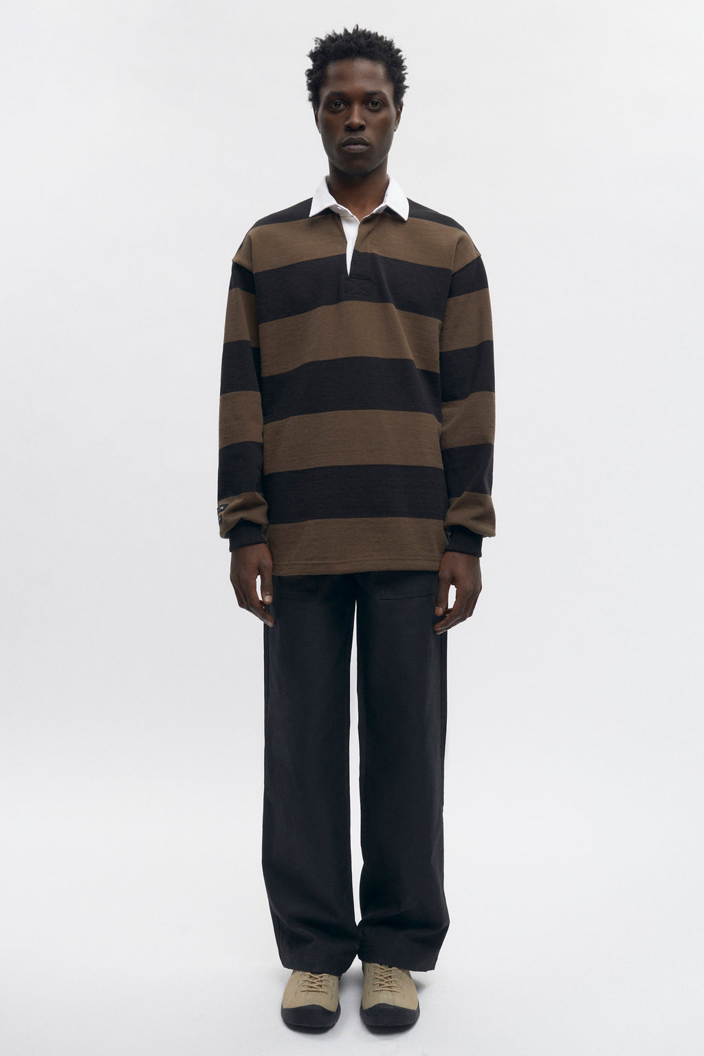 Jonathan is 6’2, a regular L and is wearing a L.