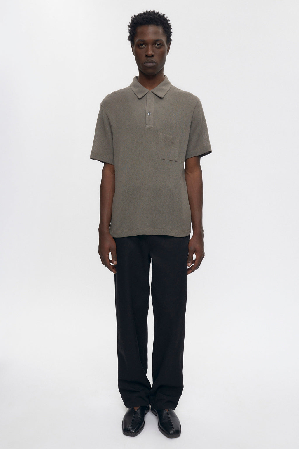 Jonathan is 6’2, a regular 32 and is wearing a 32.