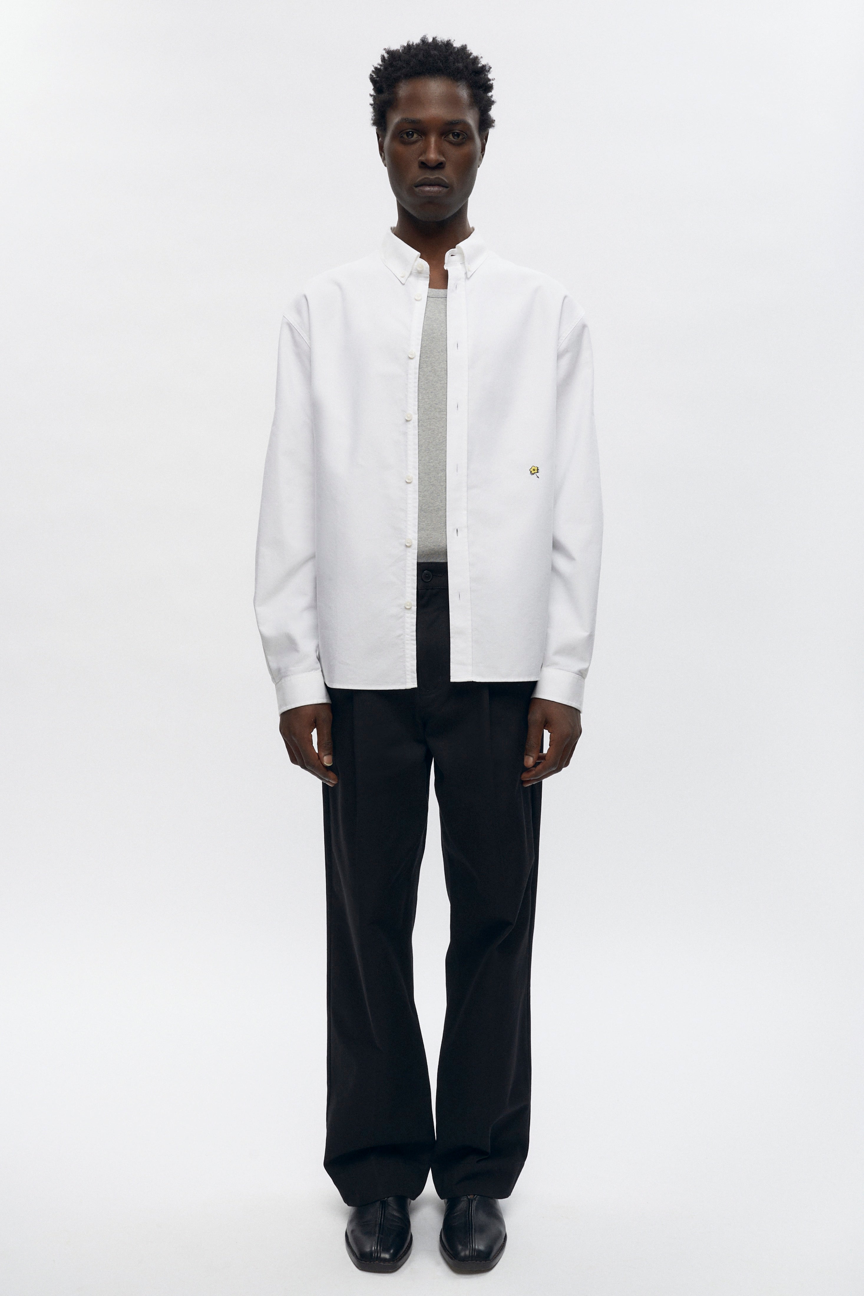 Jonathan is 6’2, a regular L and is wearing a L.