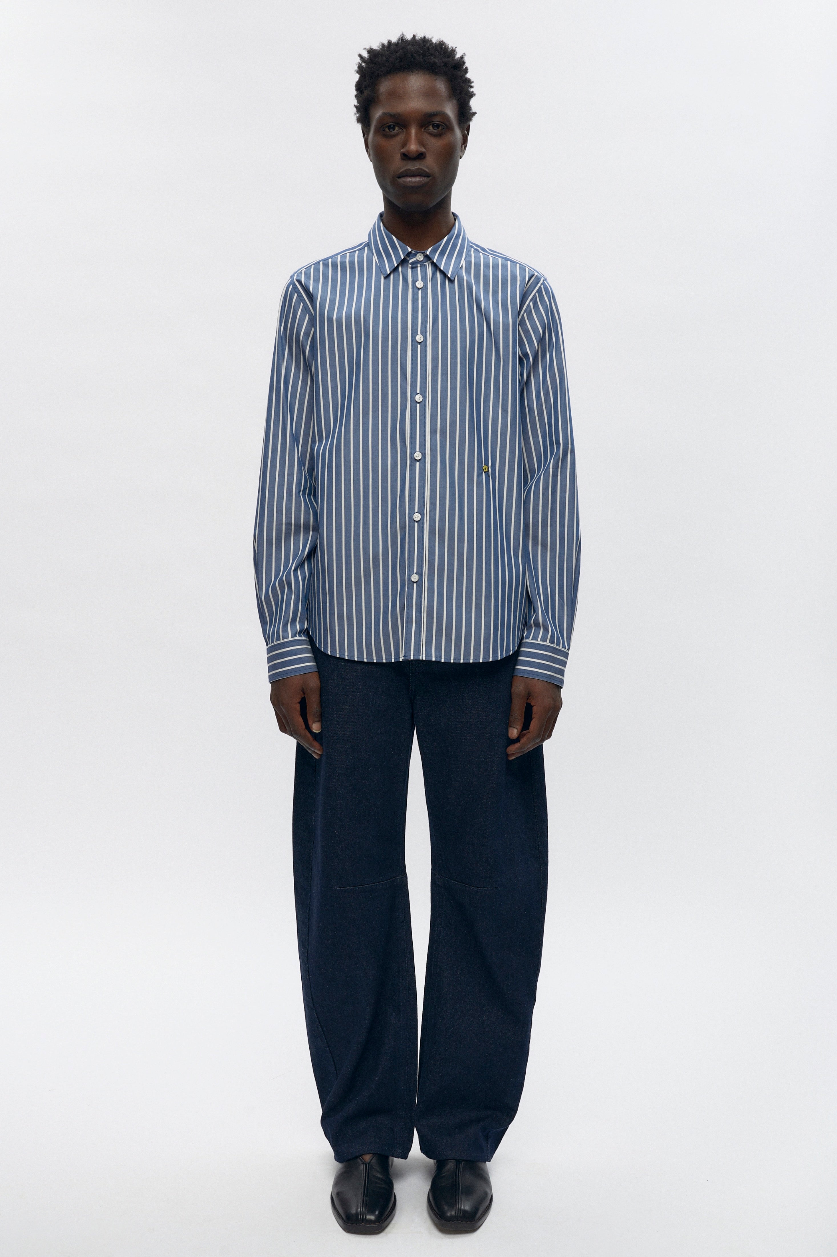 Jonathan is 6’2, a regular L and is wearing a L.