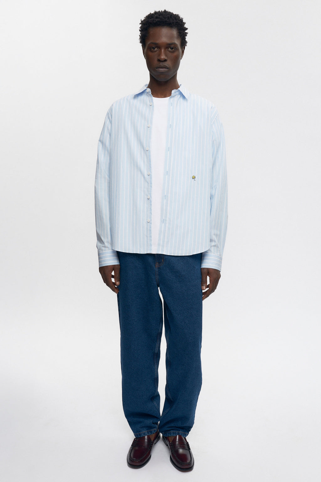 Jonathan is 6’2, a regular L and is wearing a L.