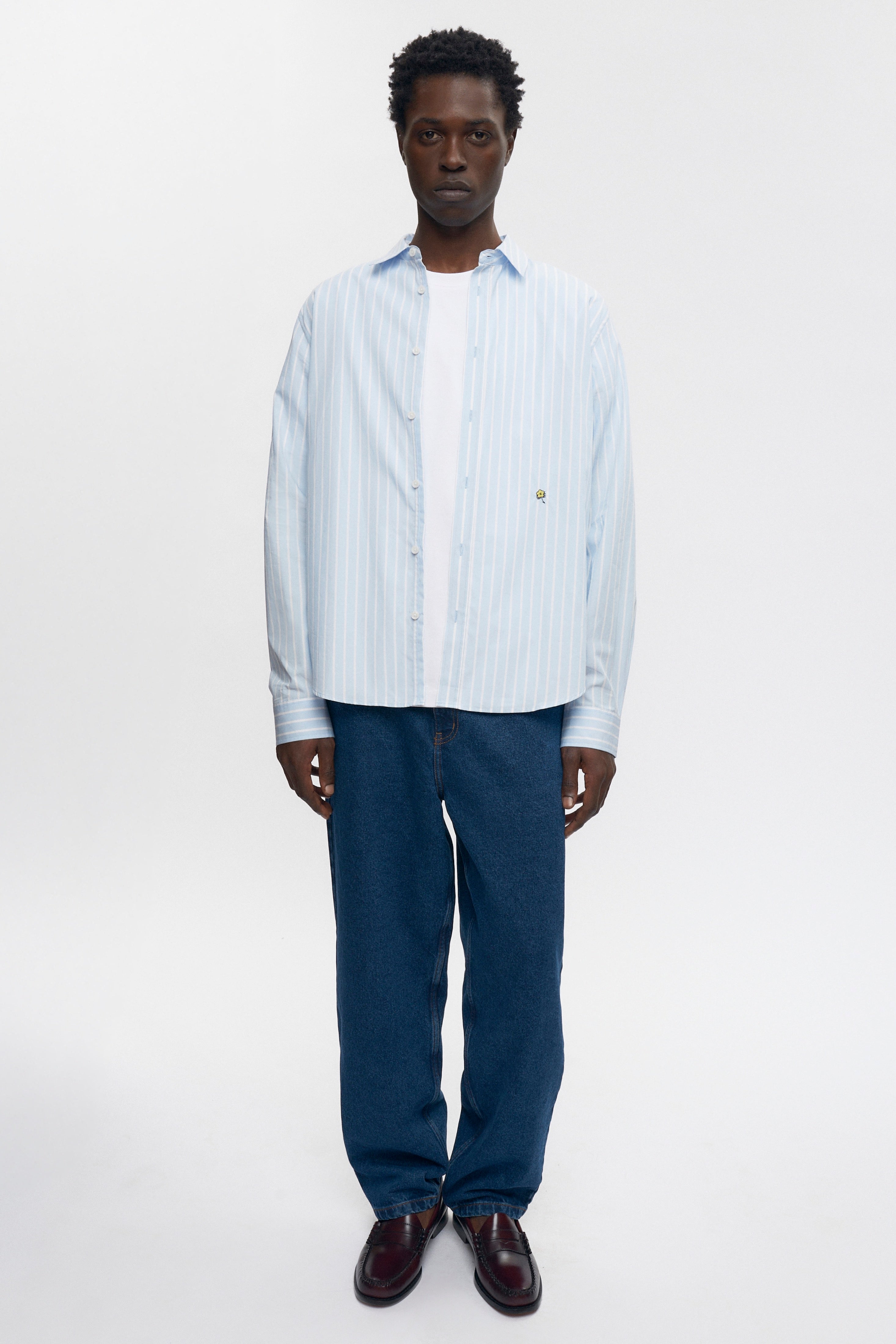 Jonathan is 6’2, a regular L and is wearing a L.