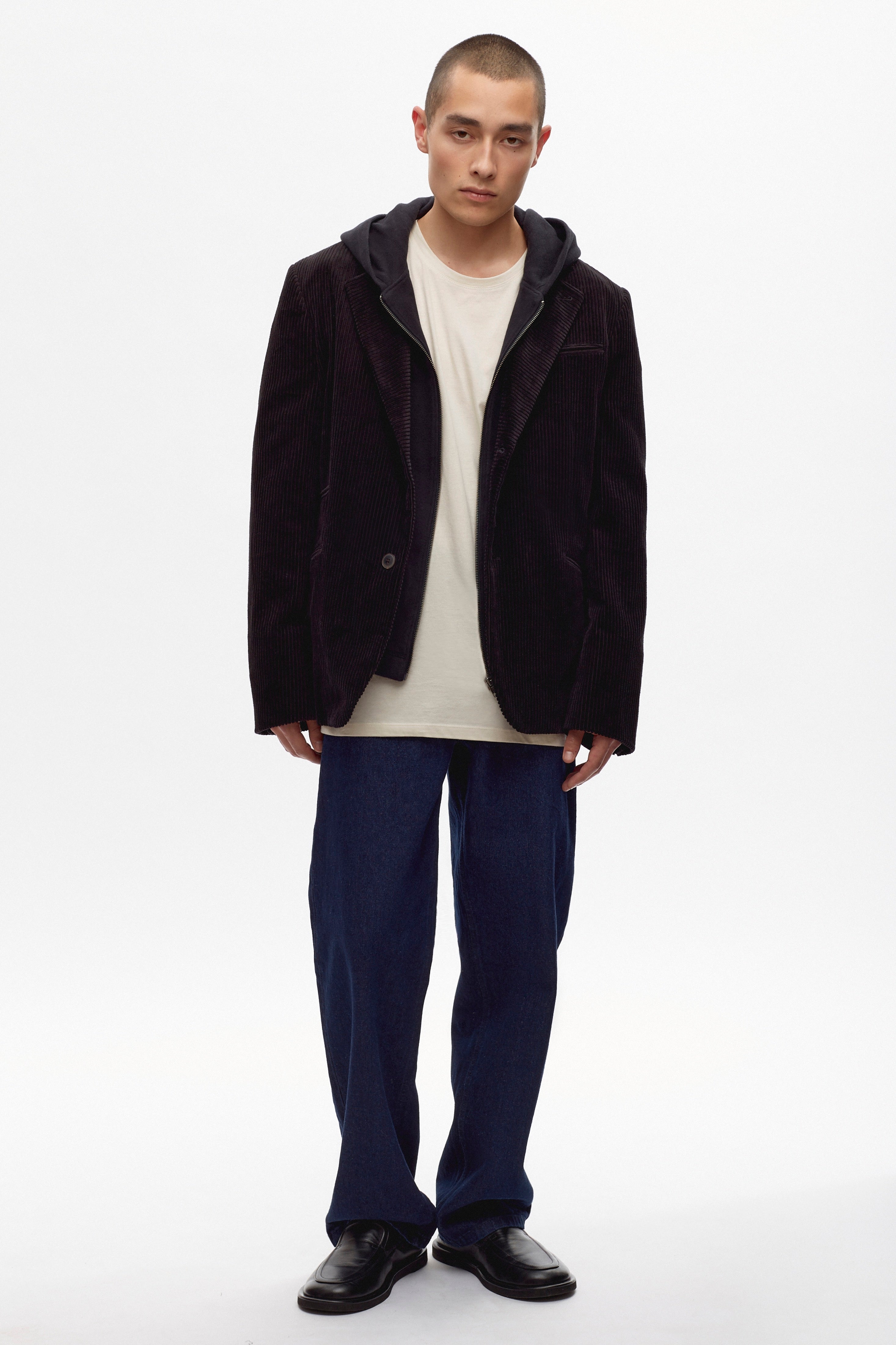 Raphael is 6'0, is a regular M and is wearing a M.