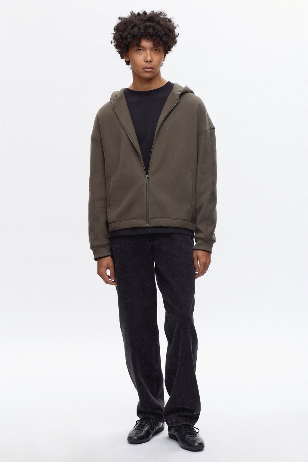 Cameron is 6 ft 0in, a regular size M, and wearing size M.