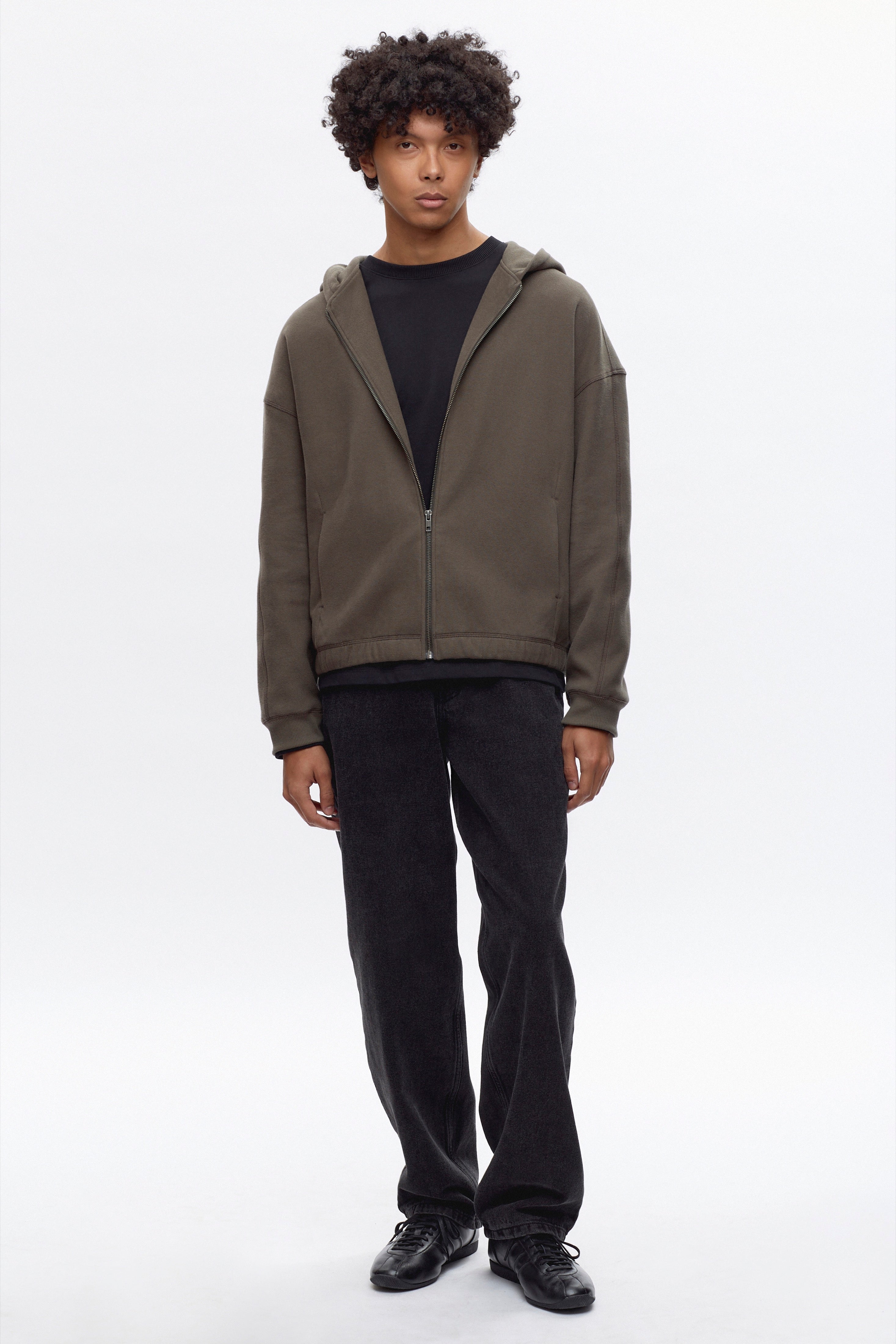 Cameron is 6 ft 0in, a regular size M, and wearing size M.