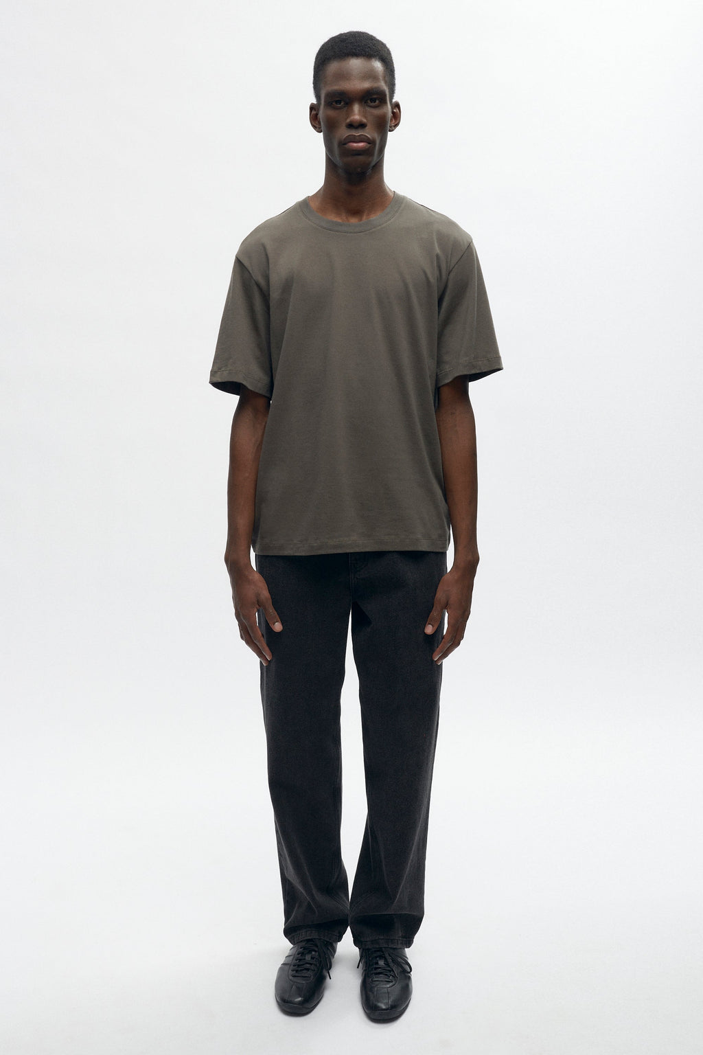 Abraham is 6ft is a regular M and is wearing an M. 