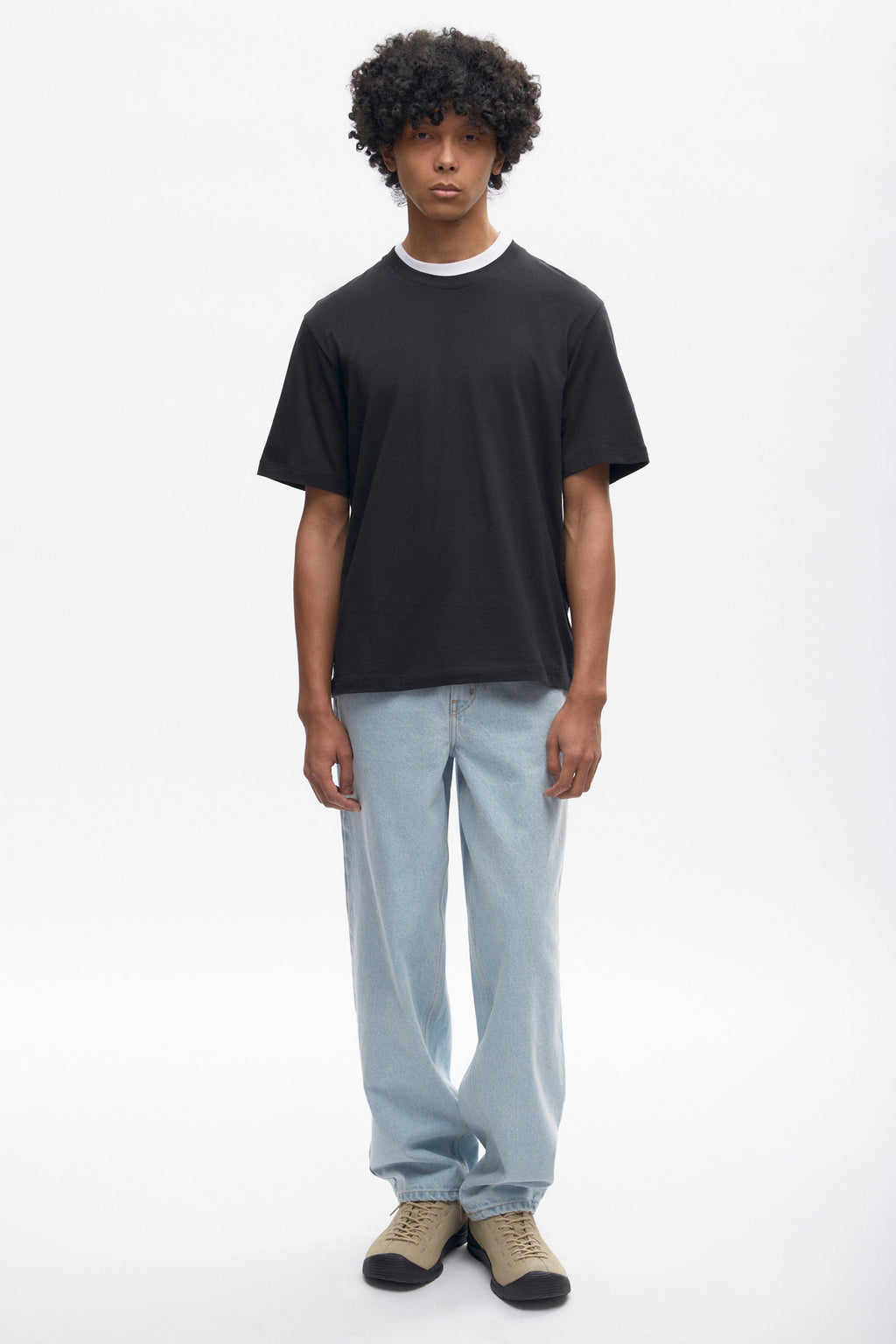 Cameron is 6 ft 0in, a regular size M, and wearing size M.