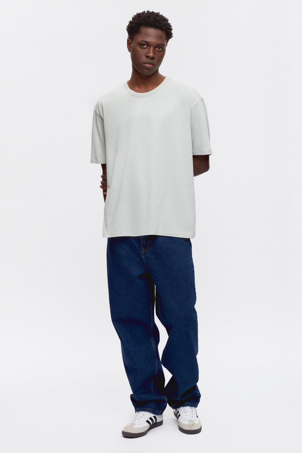 Jonathan is 6ft 2in, a regular size M and wearing a M.