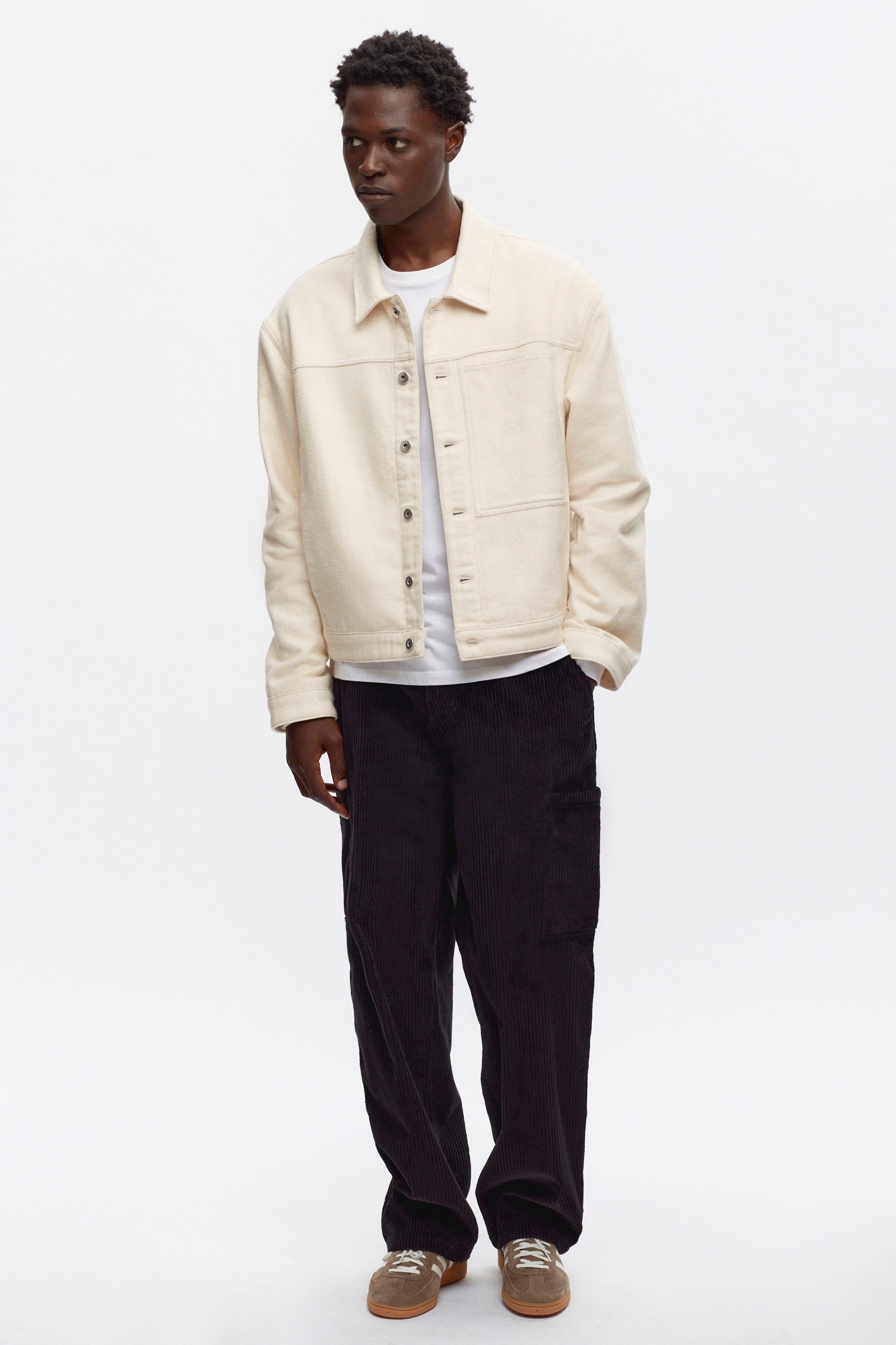 Jonathan is 6'2, a regular L and is wearing a L.