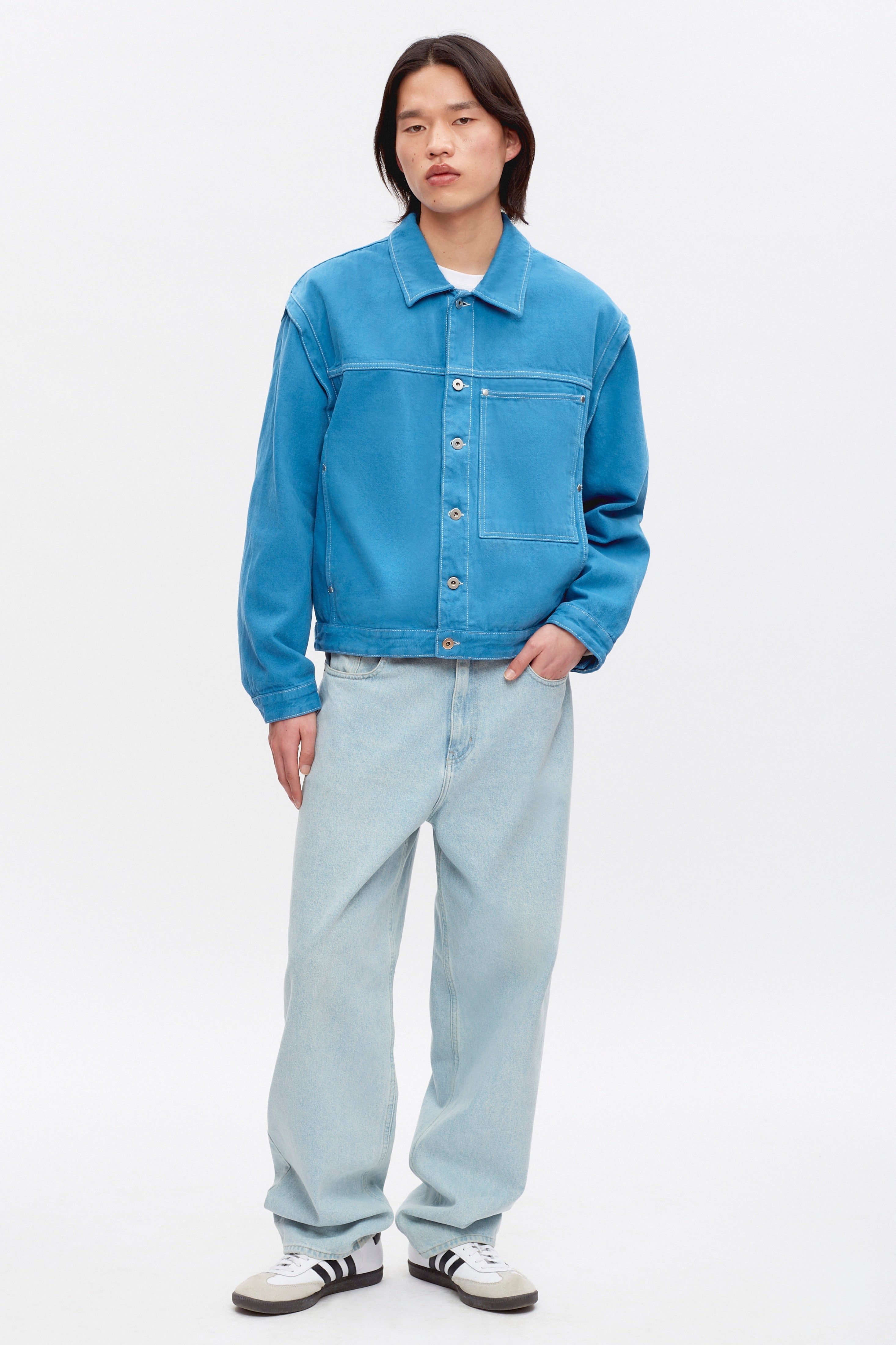 Maiku is 6ft 2in, a regular M and wearing a L.