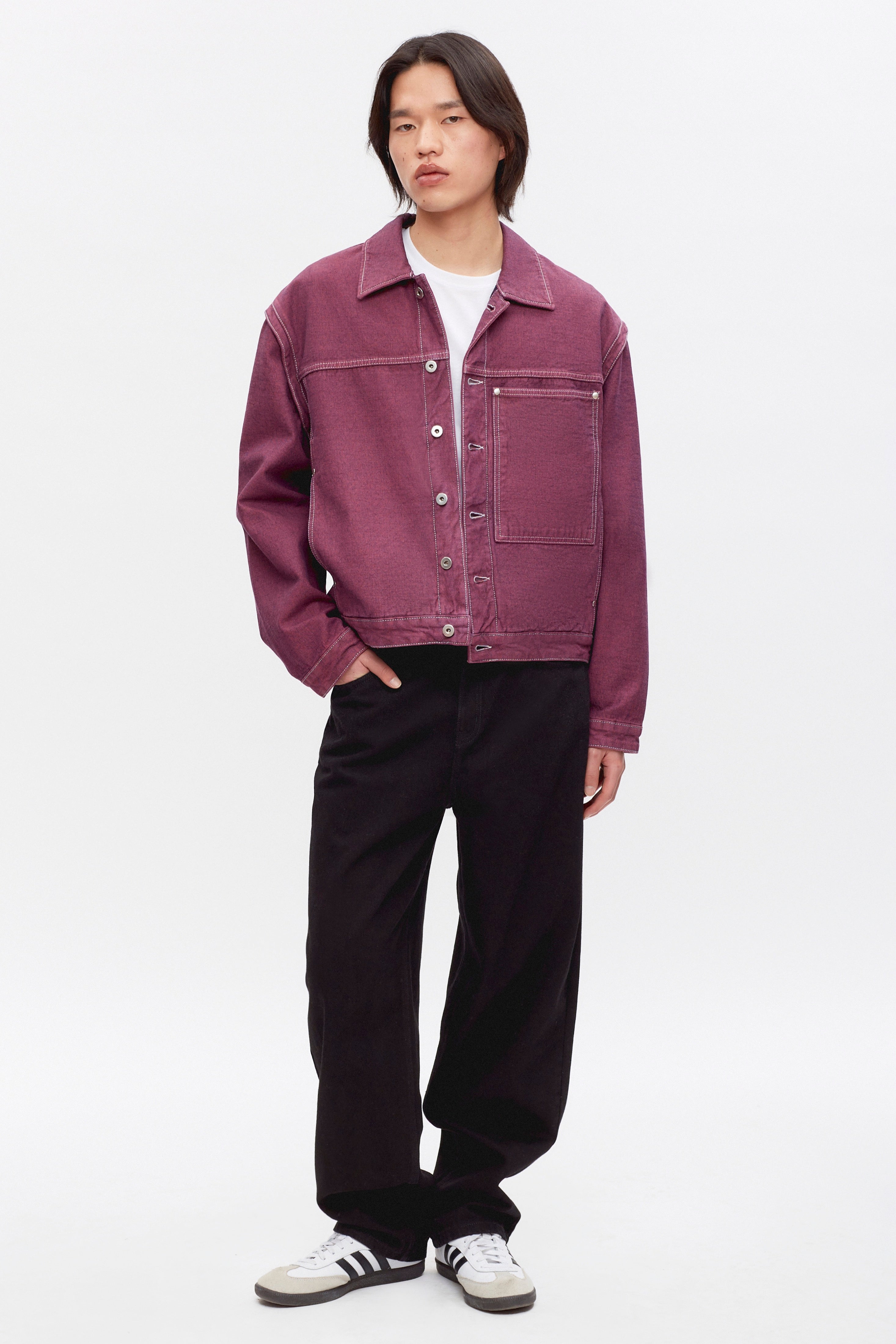 Maiku is 6ft 2in, a regular M and wearing a L/