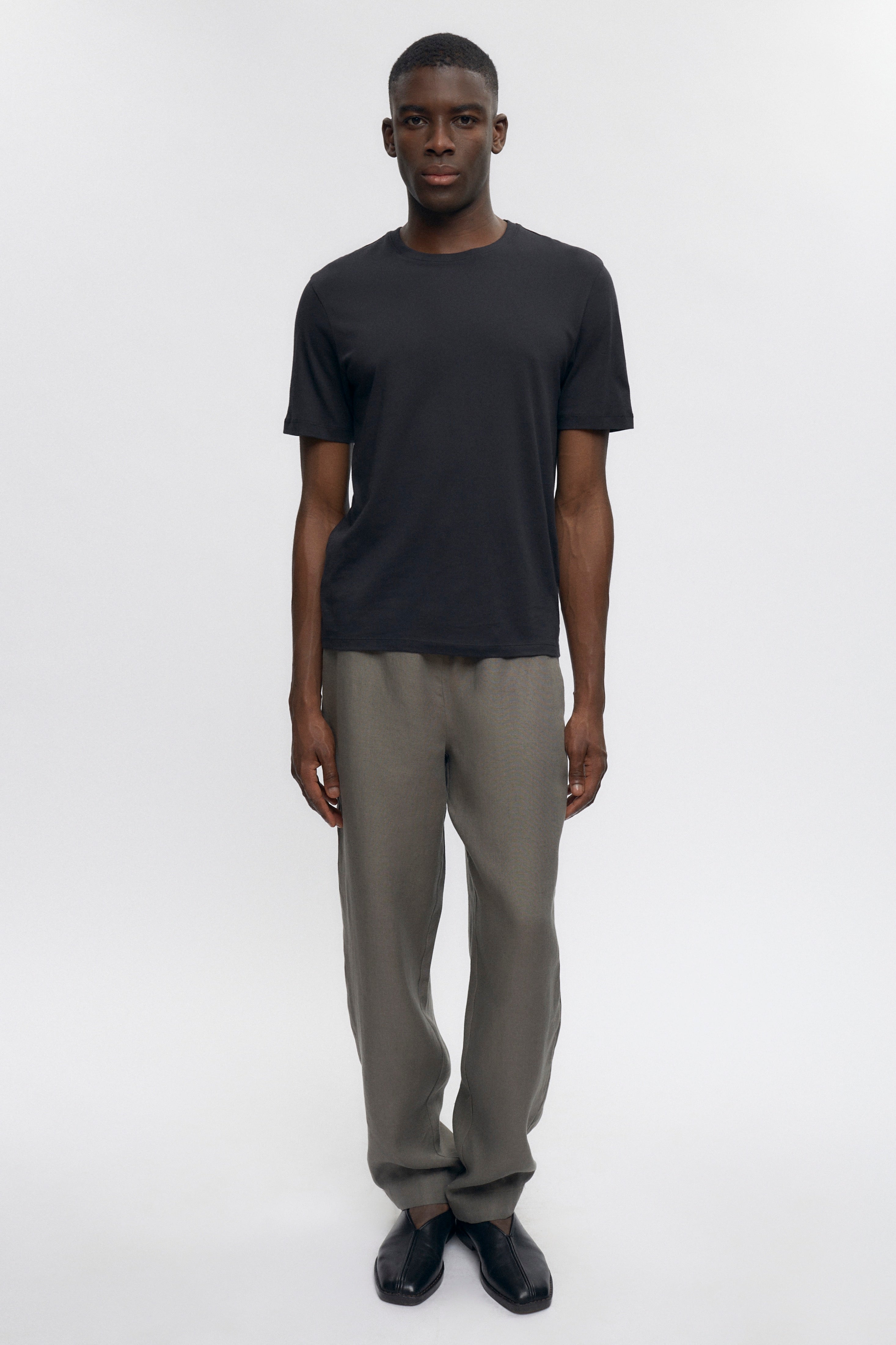 Karl is 6'2" is a regular M and is wearing a M.