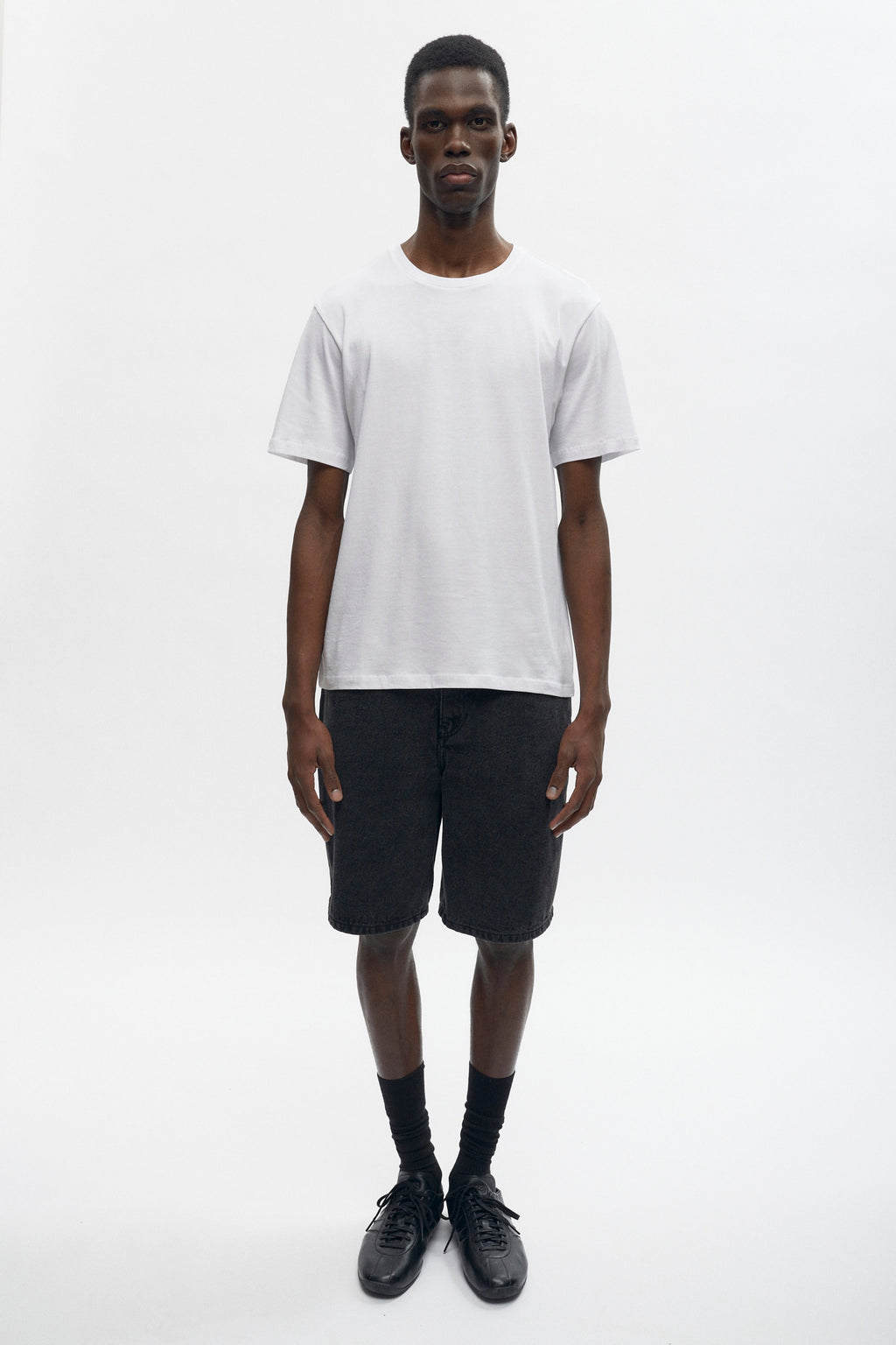 Abraham is 6ft is a regular M and is wearing an M. 