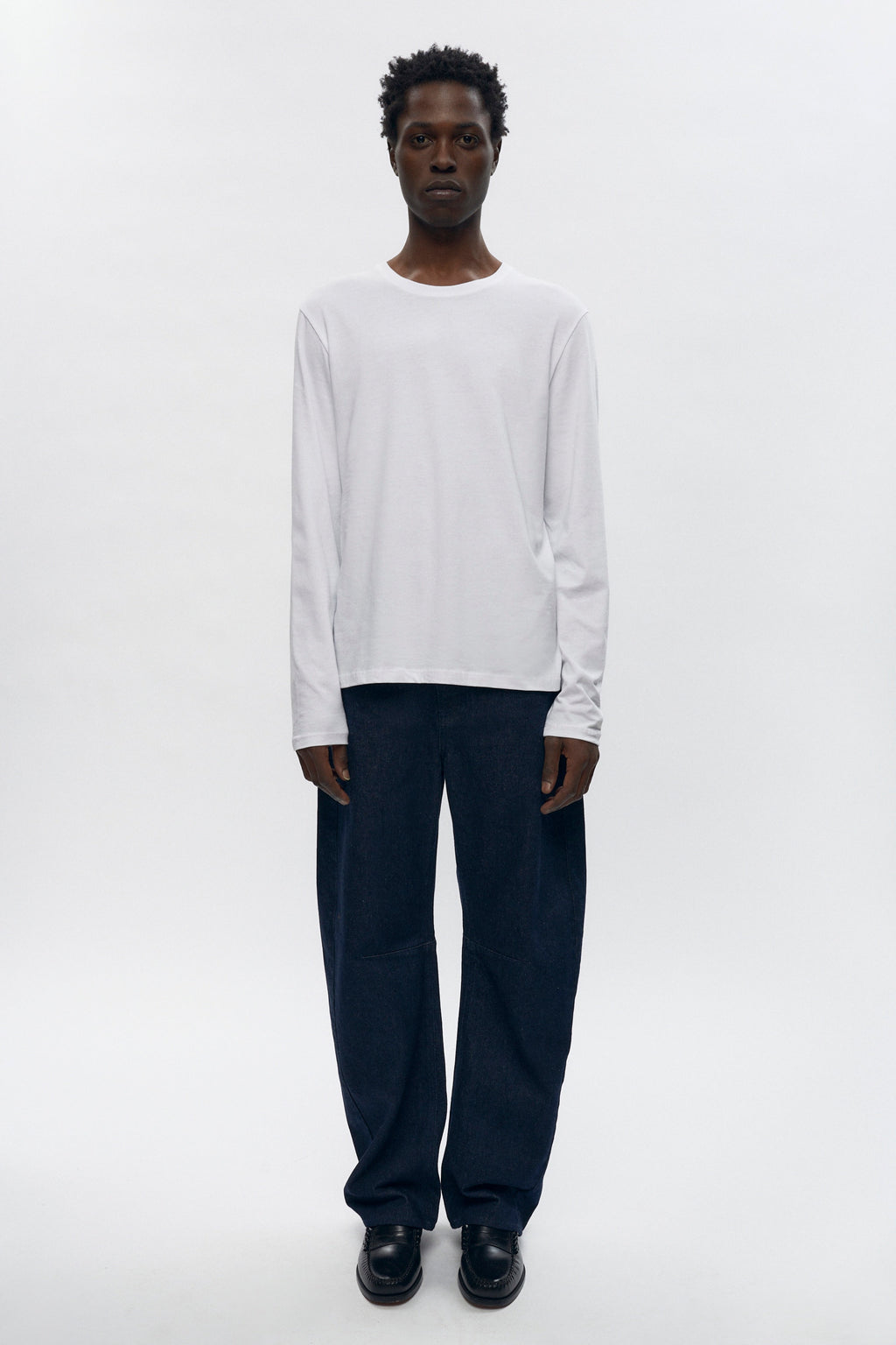 Jonathan is 6’2, a regular L and is wearing a L.