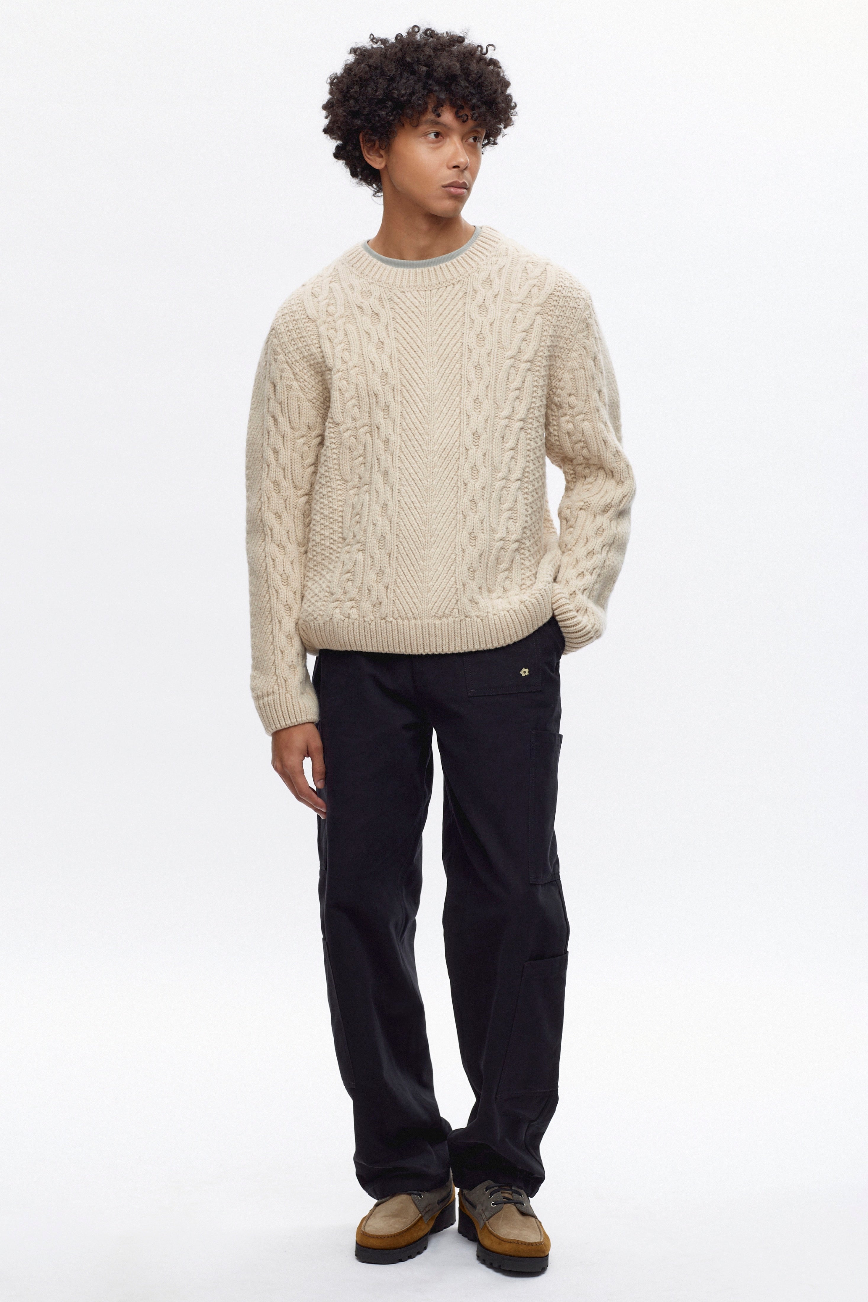 Cameron is 6 ft 0in, a regular size M, and wearing size M.