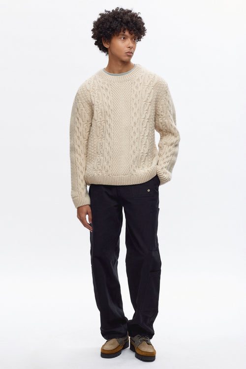 Cameron is 6 ft 0in, a regular size M, and wearing size M.