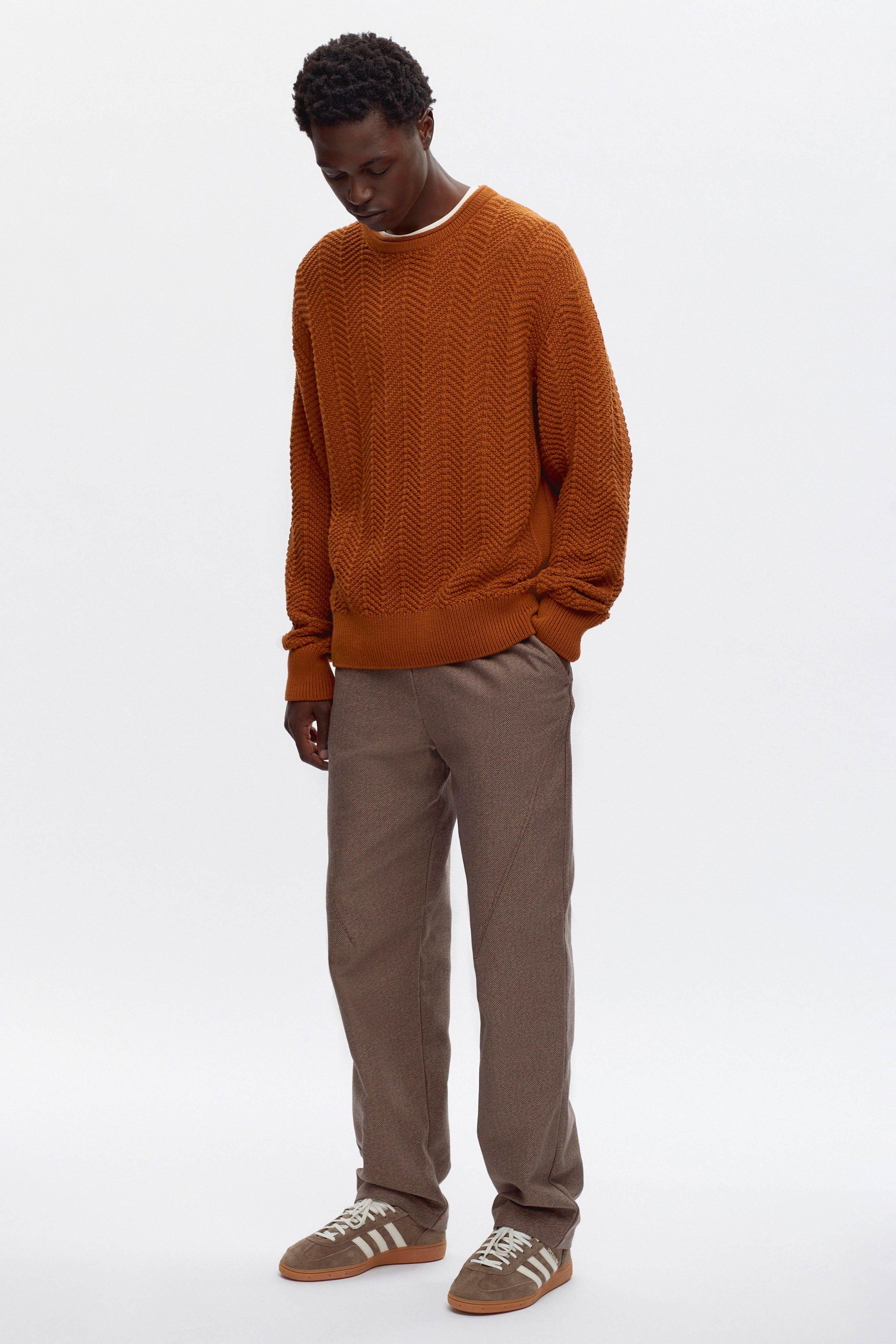 Jonathan is 6'0, a regular M and is wearing a M.