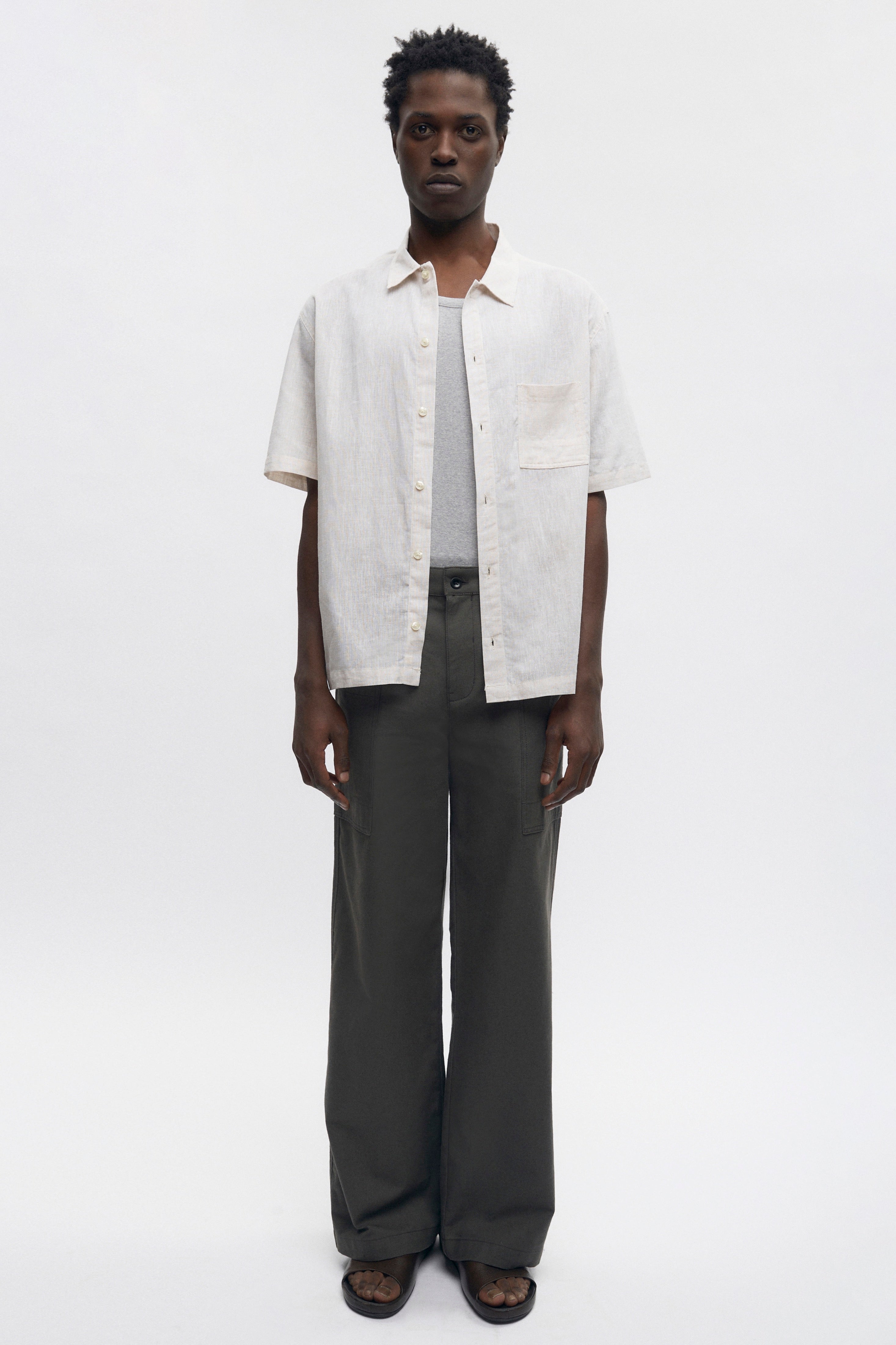 Jonathan is 6’2, is a regular 32 and is wearing a 32.