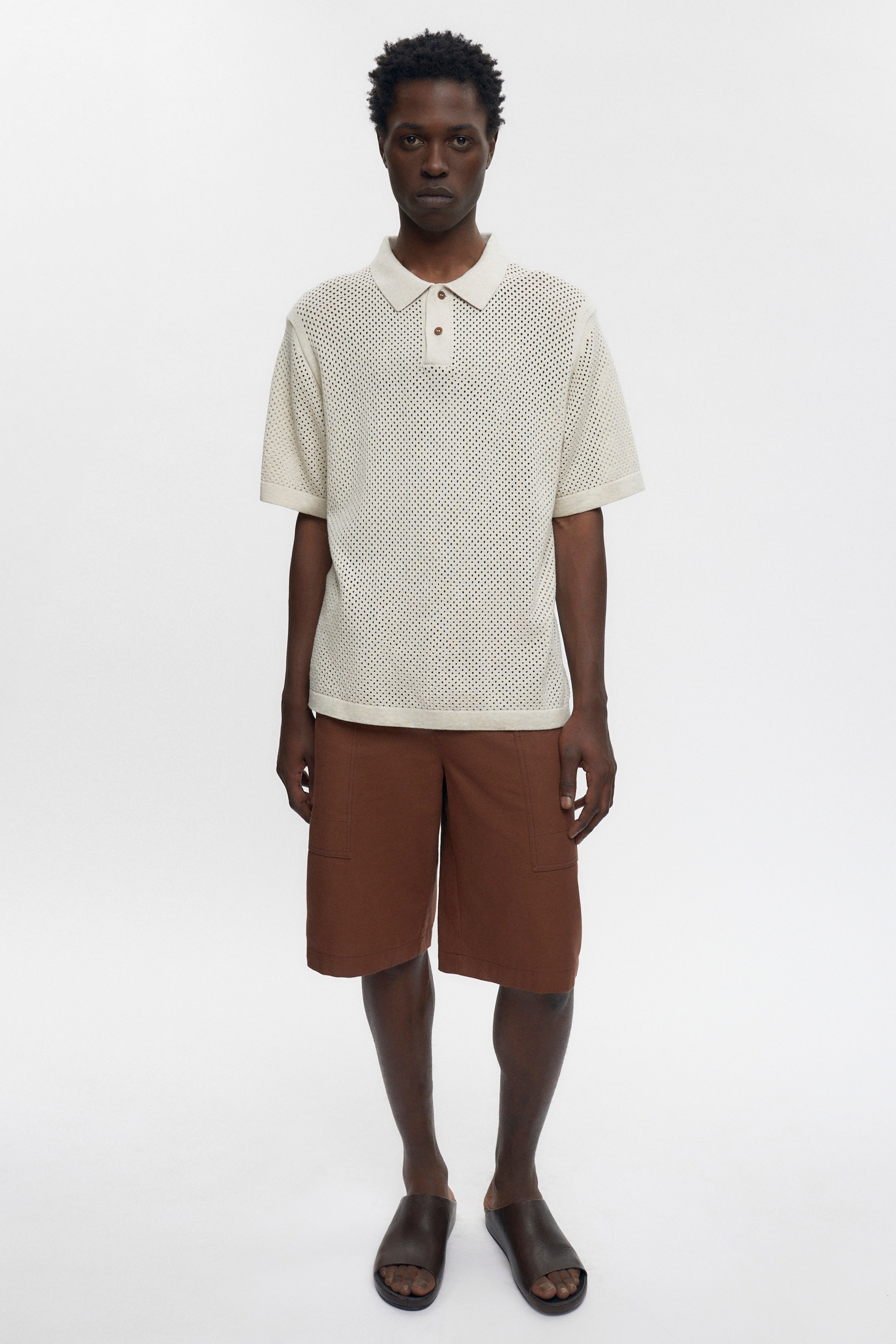 Jonathan is 6’2, a regular 32 and is wearing a 32.