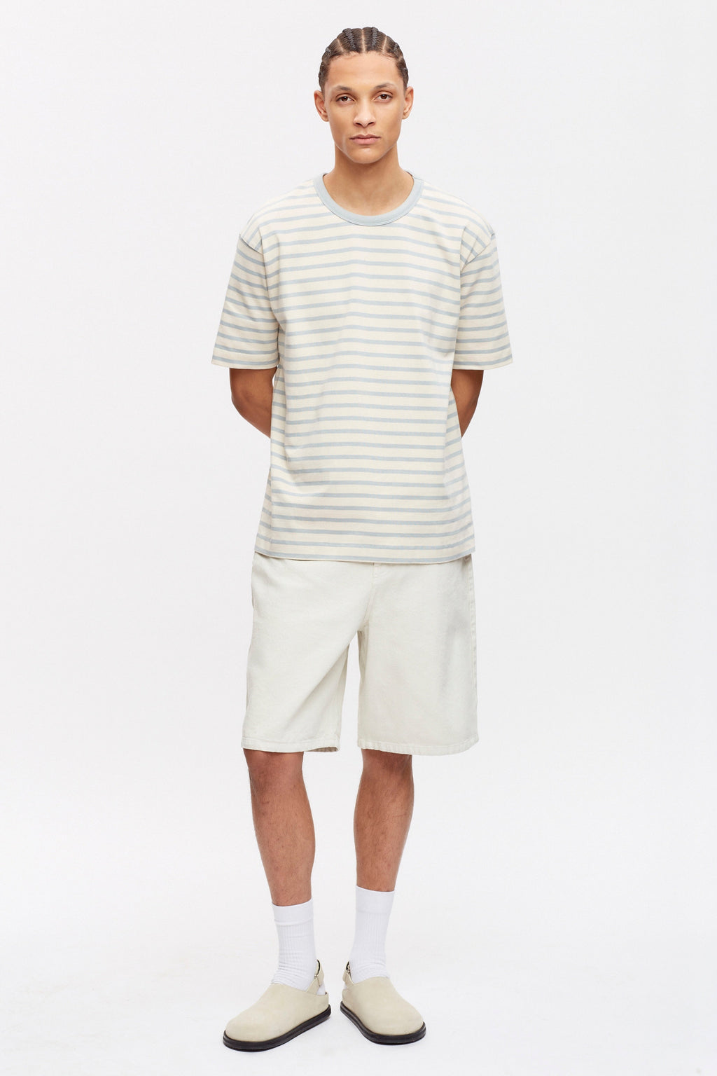 Ethan is 6ft 2in, a regular size M and is wearing a M.