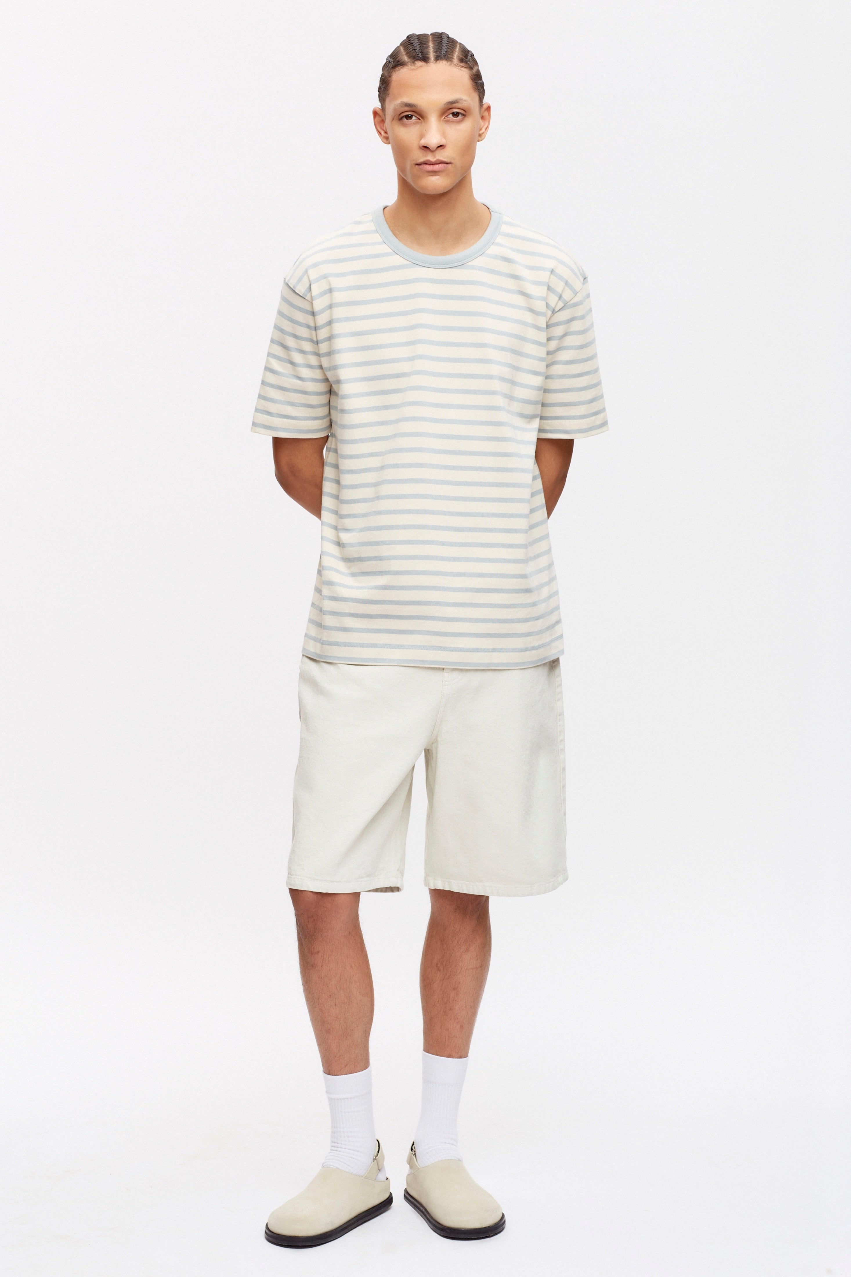 Ethan is 6ft 2in, a regular size M and is wearing a M.