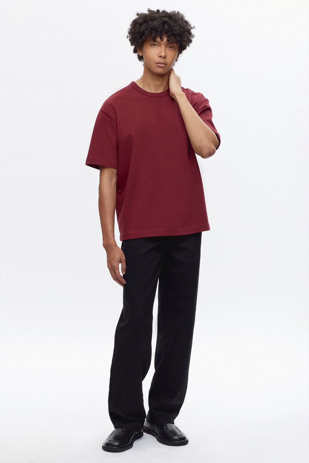 Cameron is 6 ft 0in, a regular size M, and wearing size M.