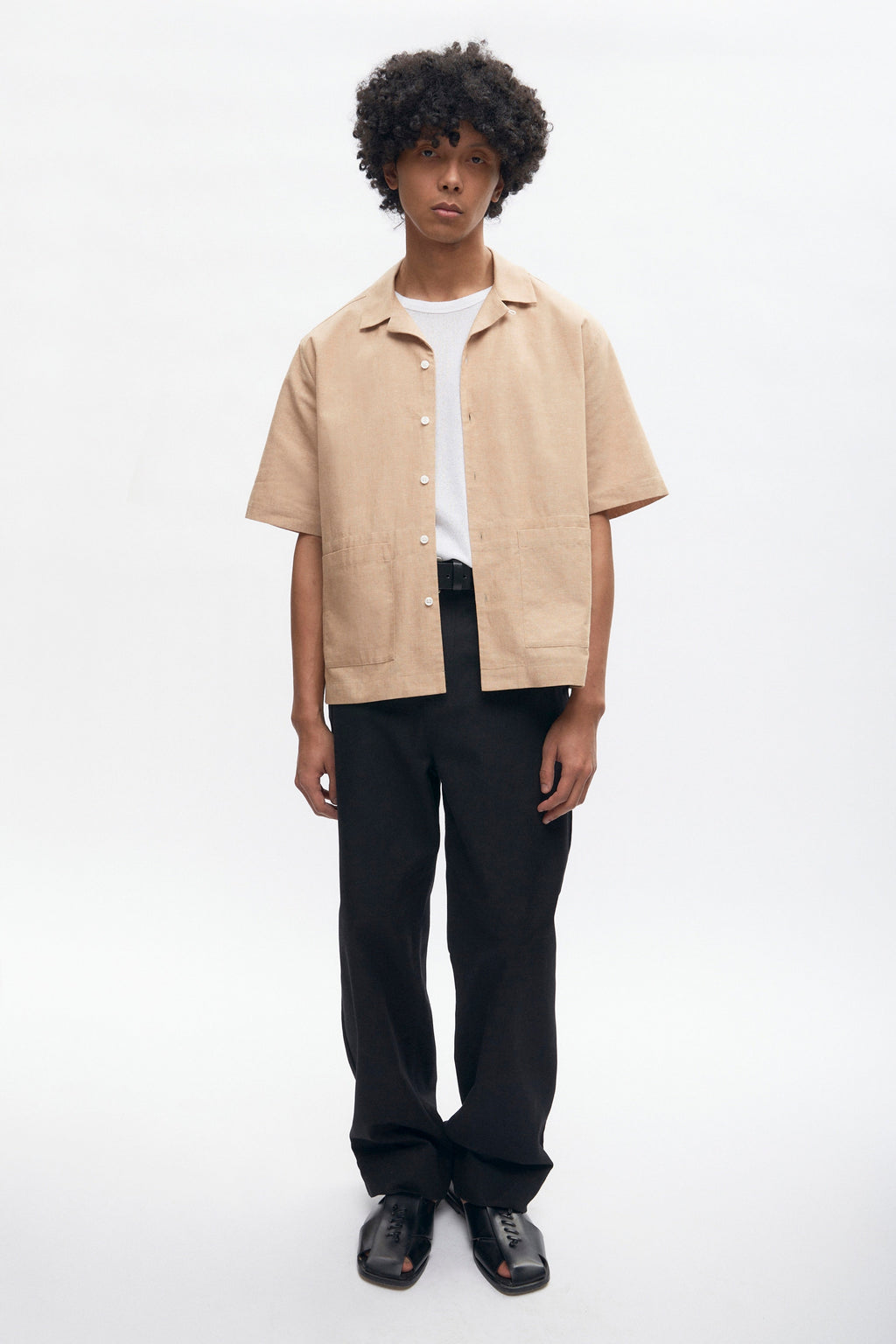 Cameron is 6 ft 0in, a regular size M, and wearing size M.