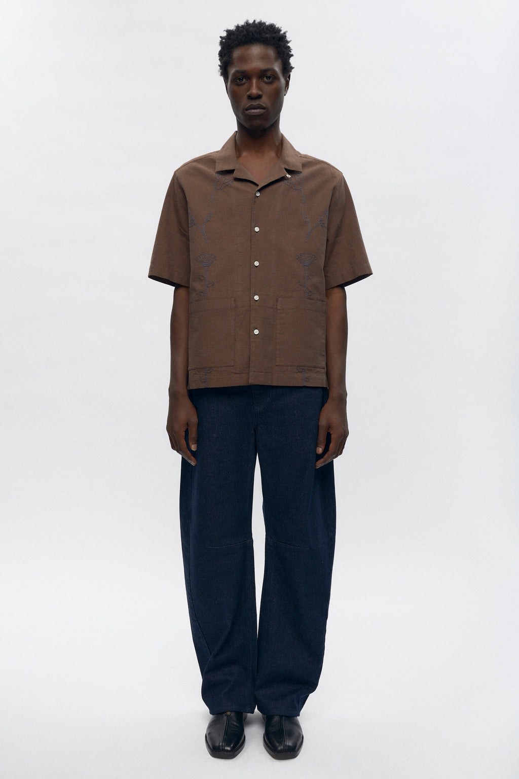 Jonathan is 6’2, a regular L and is wearing a L.