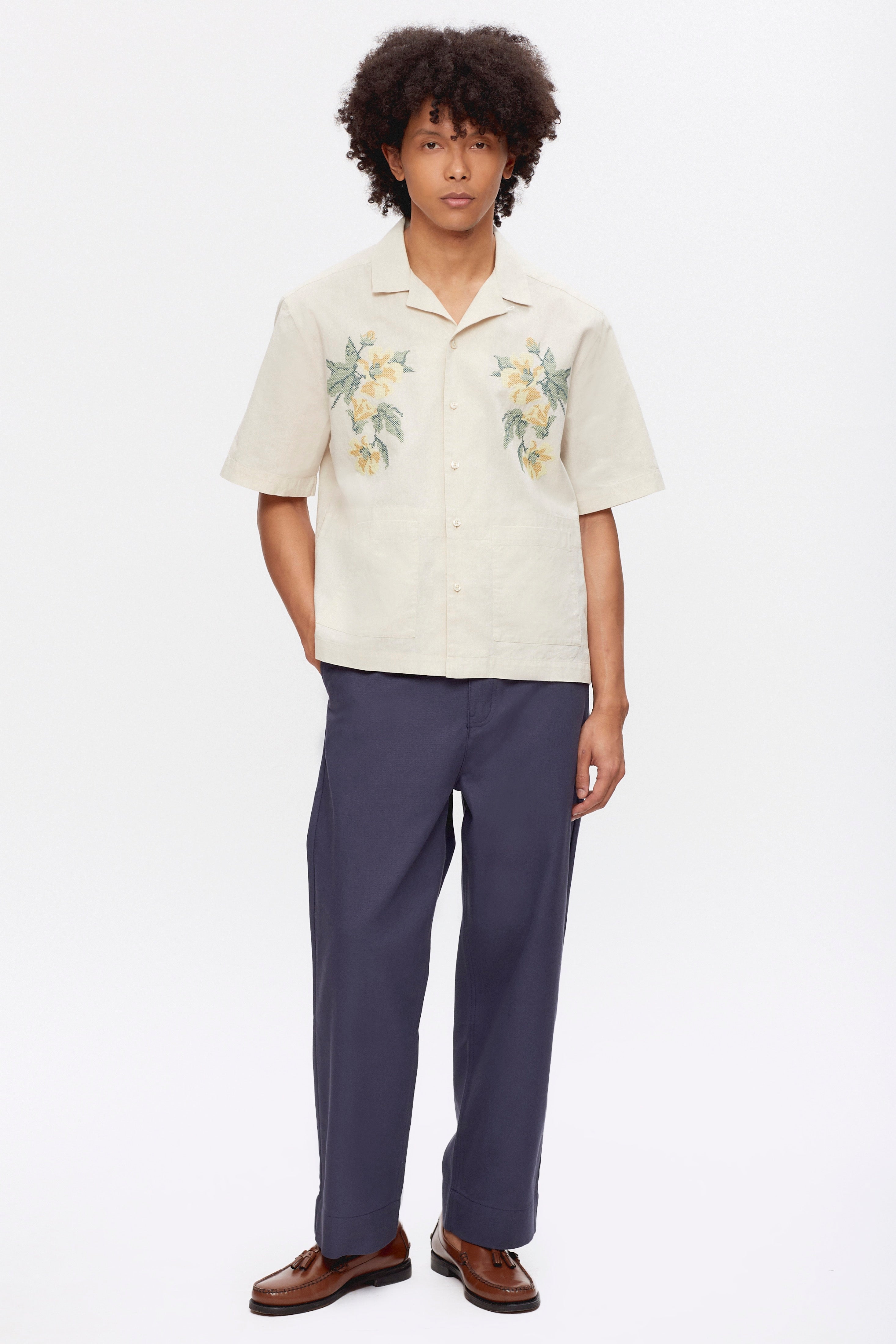 Cameron is 6 ft 0in, a regular size M, and wearing size M.