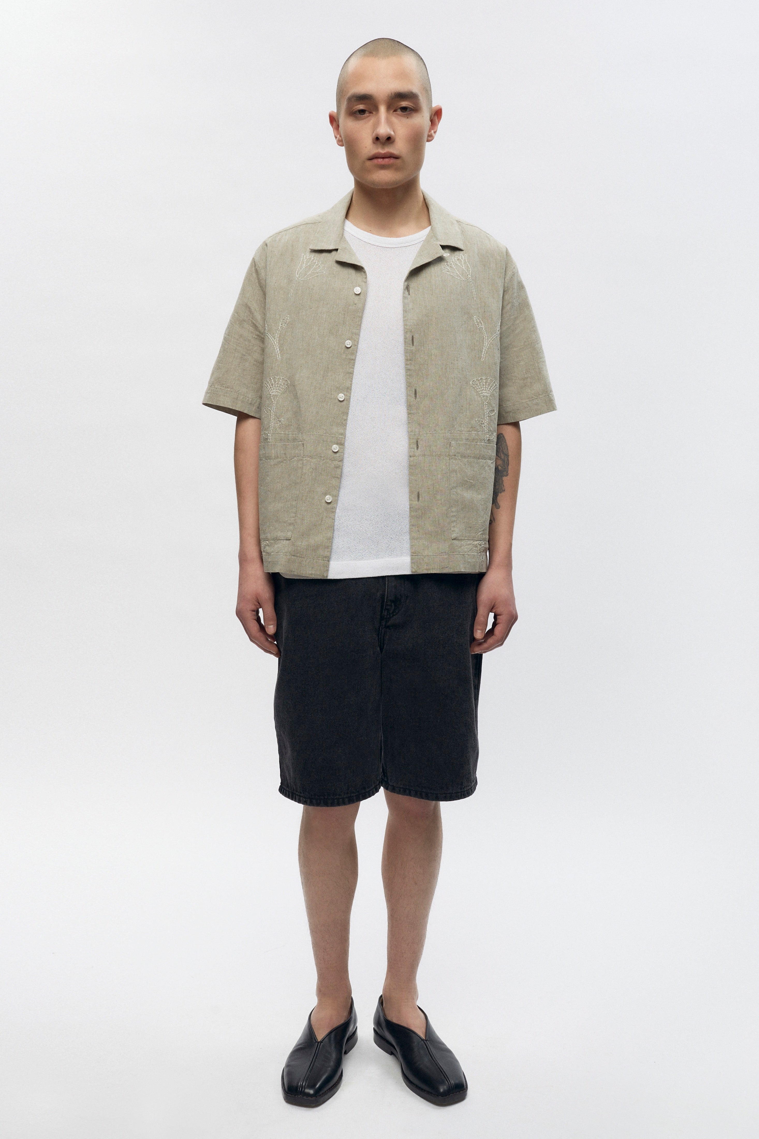 Raphael is 6ft is a regular M, and is wearing an M.