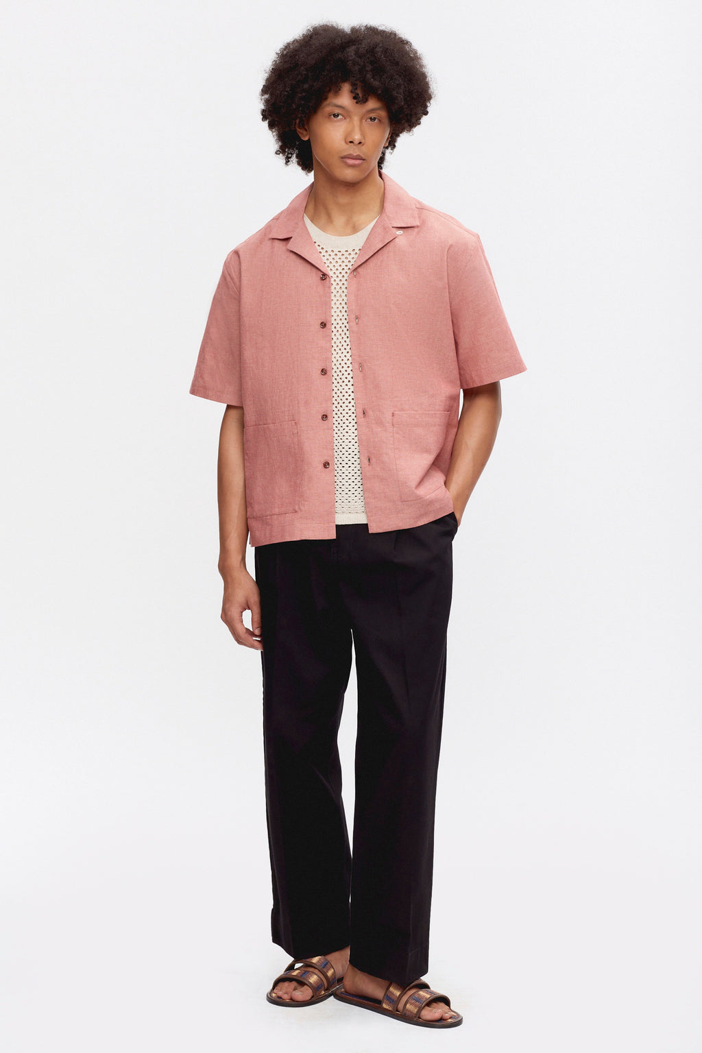 Cameron is 6 ft 0in, a regular size M, and wearing size M.