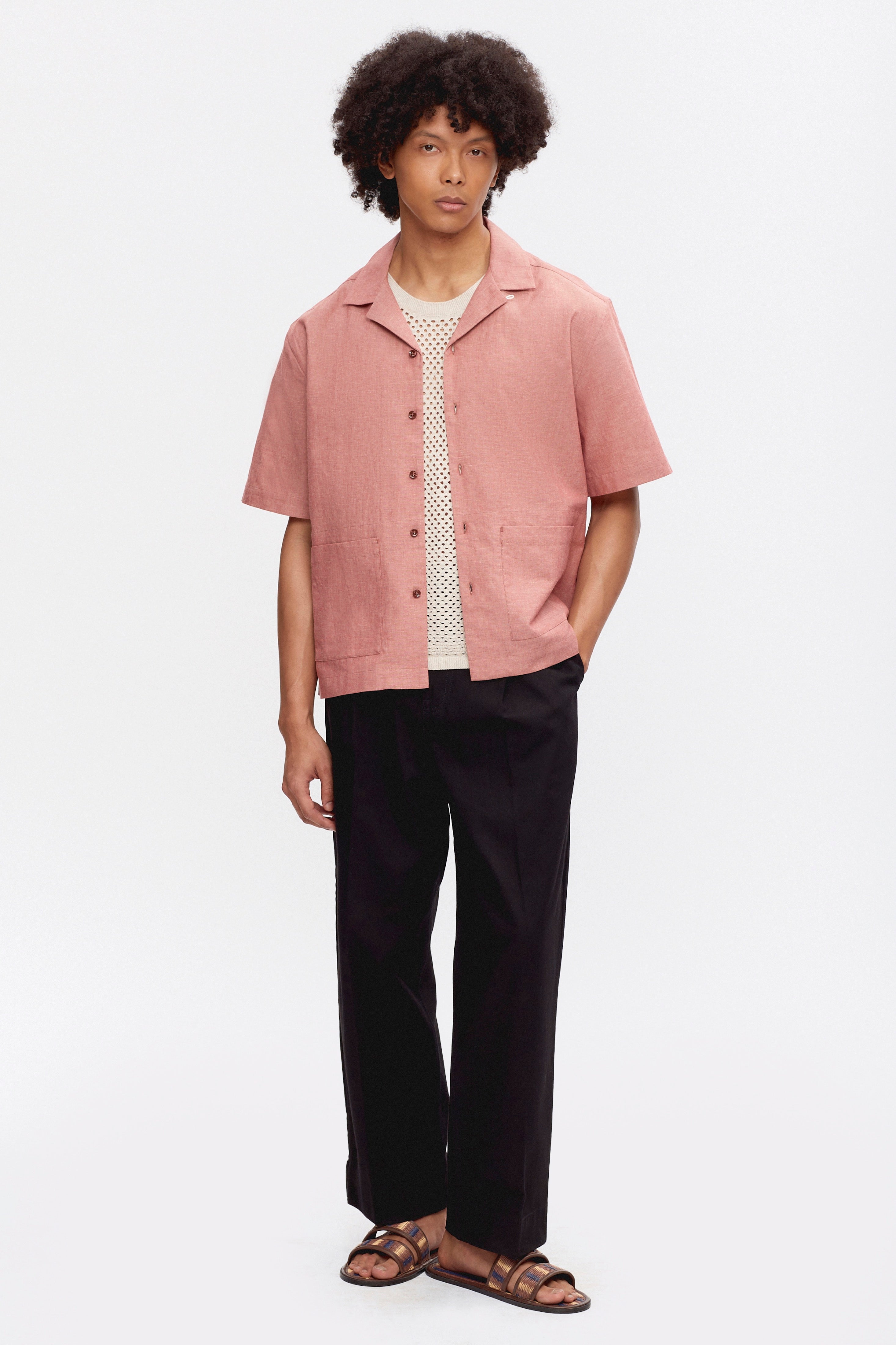 Cameron is 6 ft 0in, a regular size M, and wearing size M.