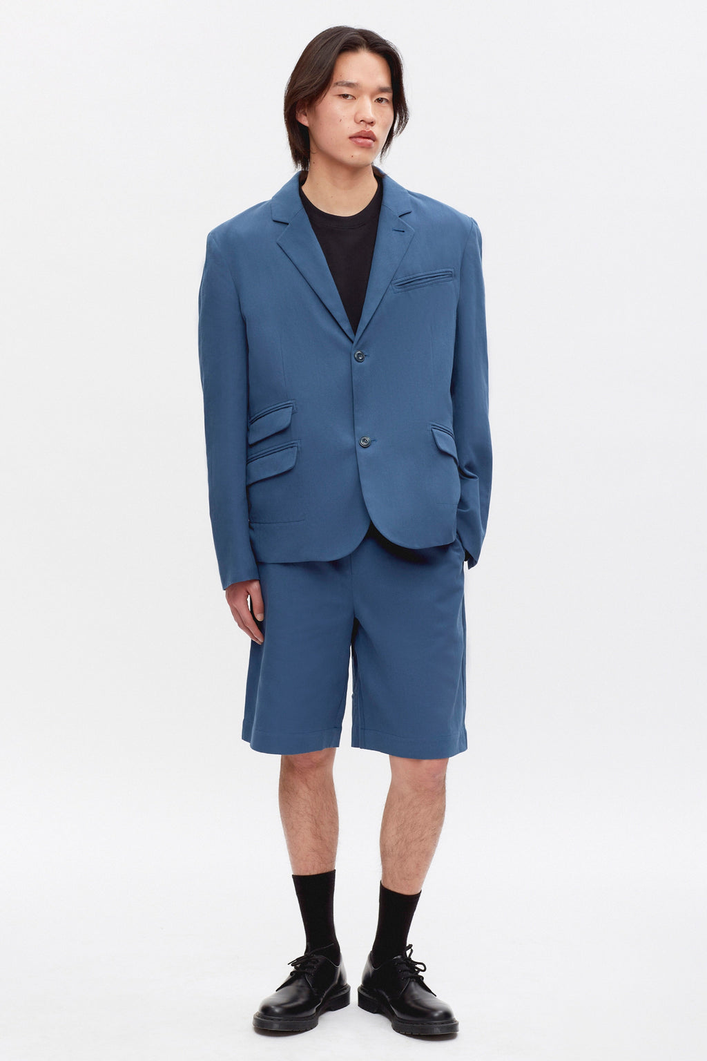 Maiku is 6ft 2in, a regular M and wearing a M.