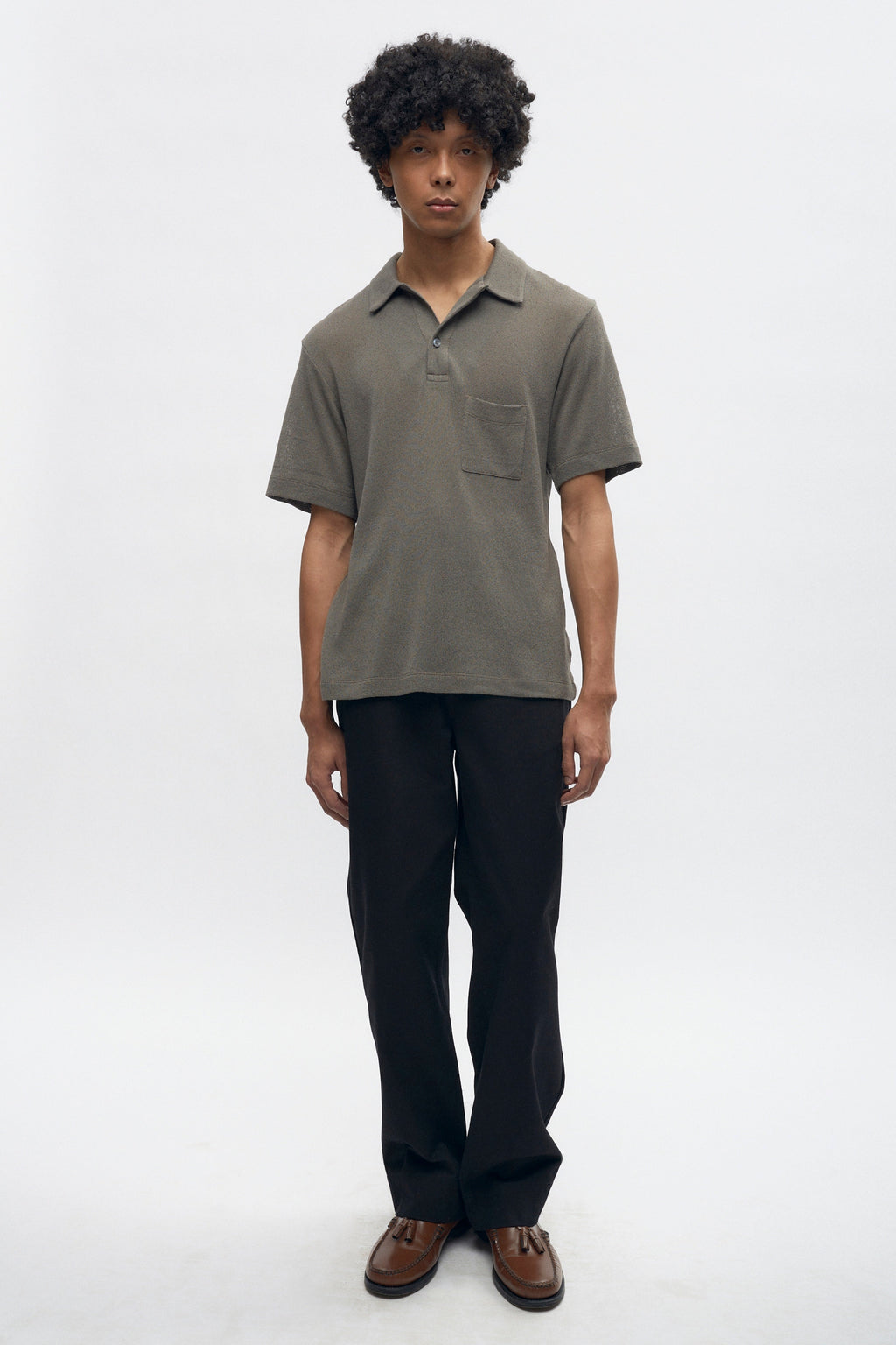 Cameron is 6 ft 0in, a regular size M, and wearing size M.