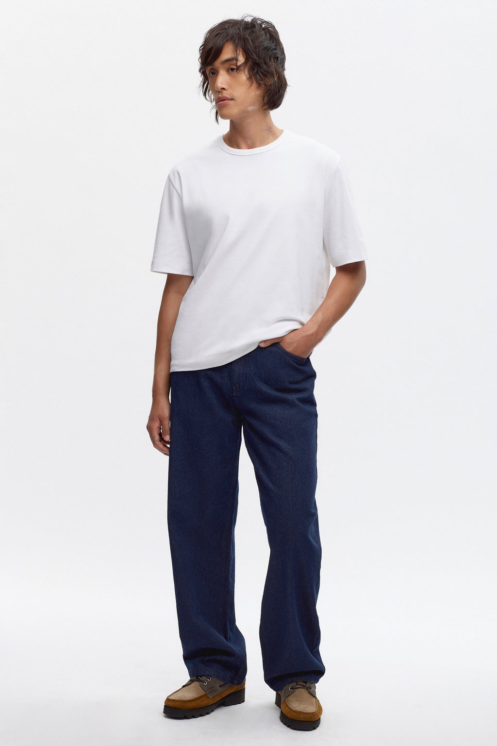 Tashi is 6’0, is a regular 32 and is wearing a 32.